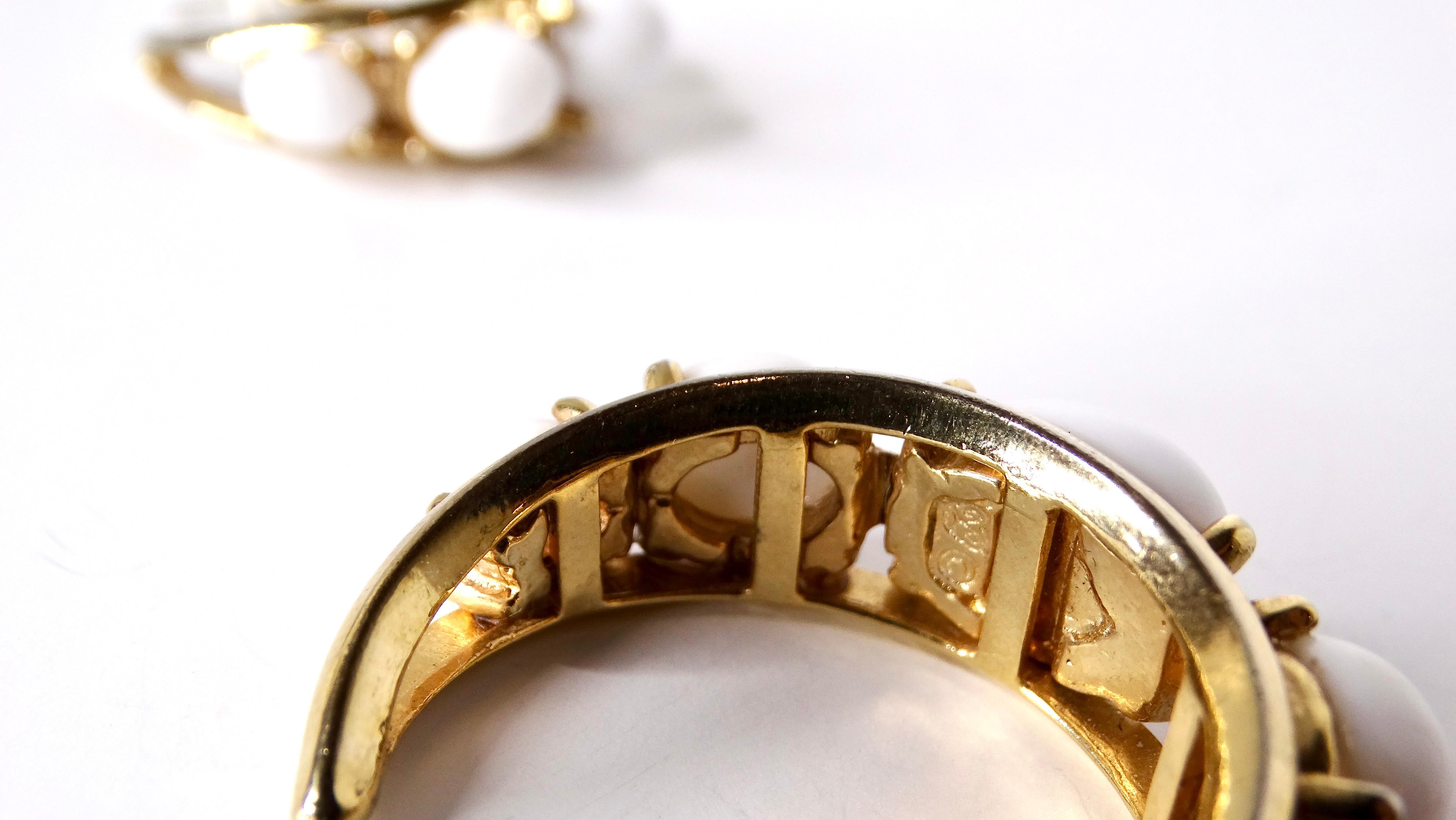 Créoles en plaqué or 14k avec perles blanches en vente 1