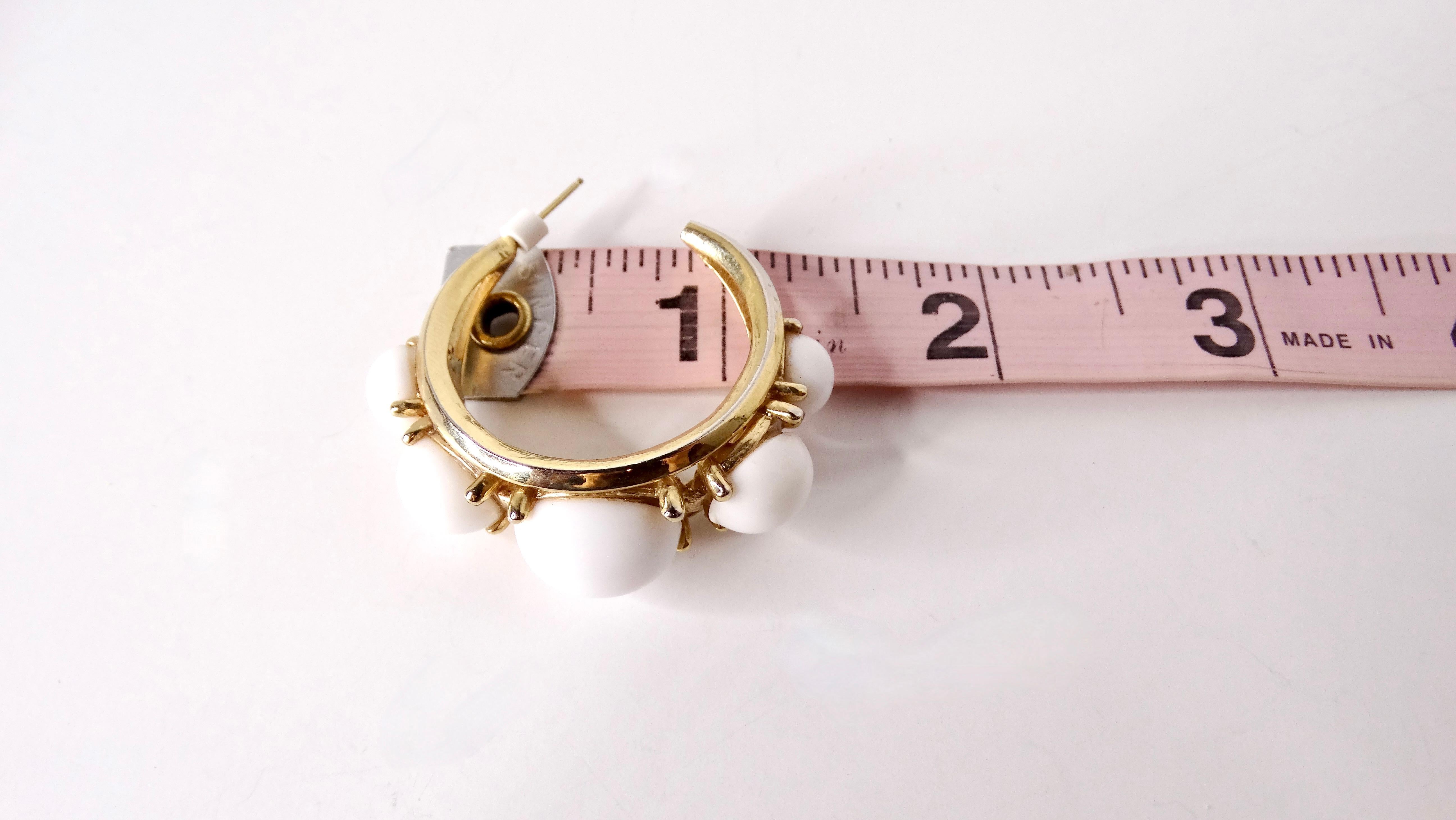 Créoles en plaqué or 14k avec perles blanches en vente 2