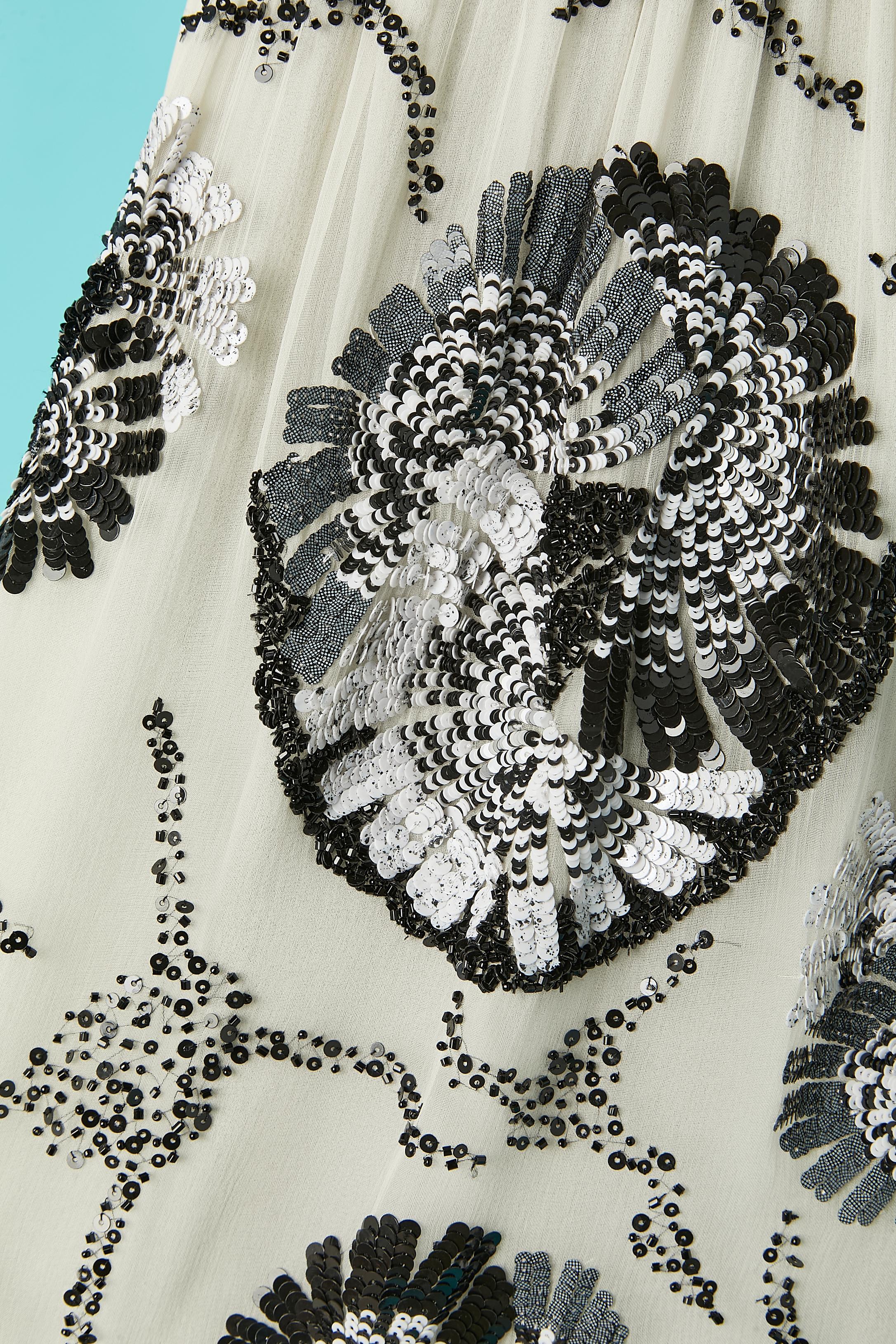 Robe de cocktail en mousseline de soie perlée blanche avec ceinture et nœud en velours noir Bill Blass  Excellent état - En vente à Saint-Ouen-Sur-Seine, FR