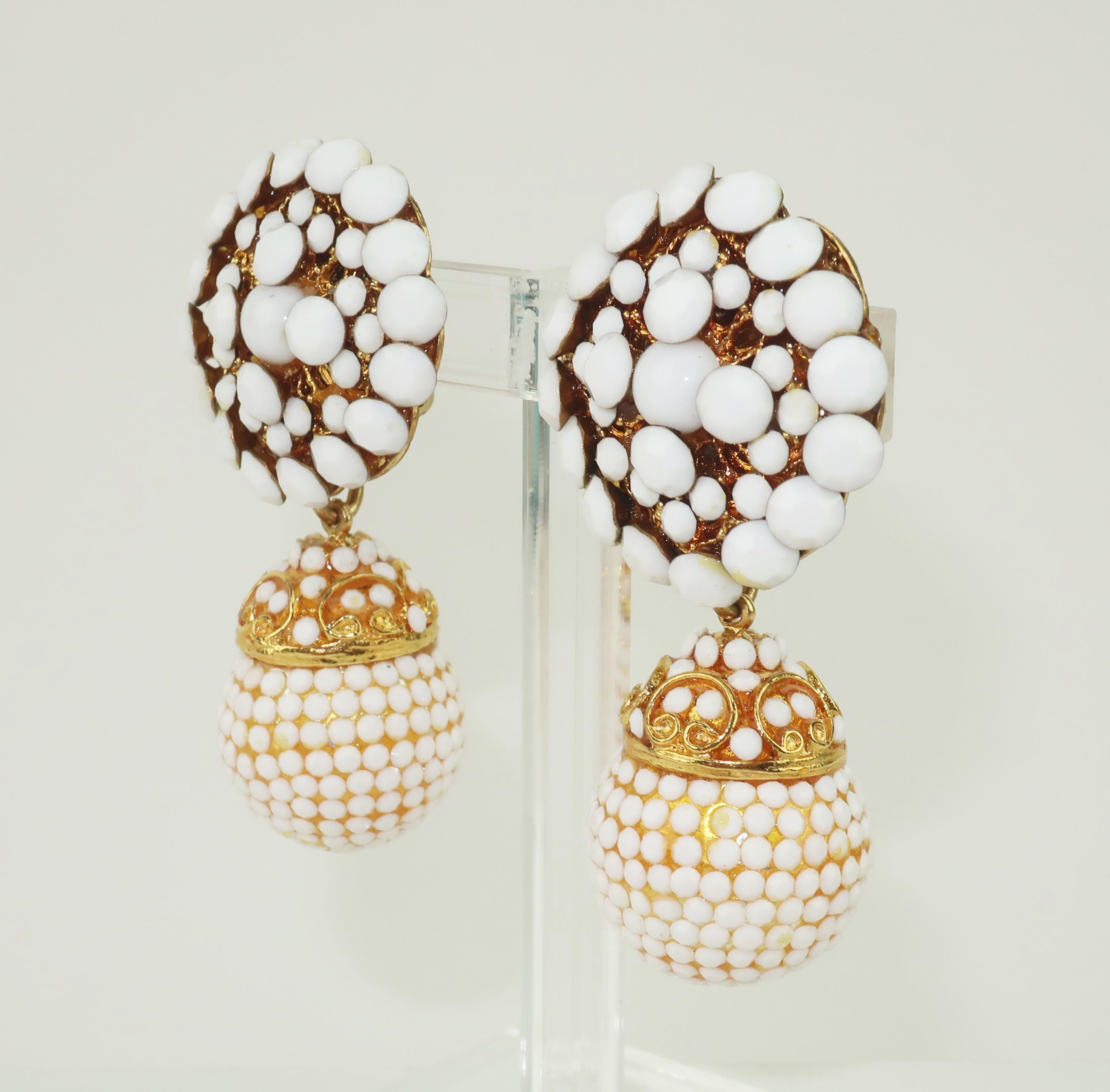 1980er Jahre weißes Glas Perlen Goldton Clip-on Tropfen Ohrringe baumeln.  Keine Punzierung, aber gut verarbeitet und aus dem Nachlass einer eleganten Dame, die in den 1970er bis 1980er Jahren eine Yves Saint Laurent-Boutique in Atlanta, Georgia,