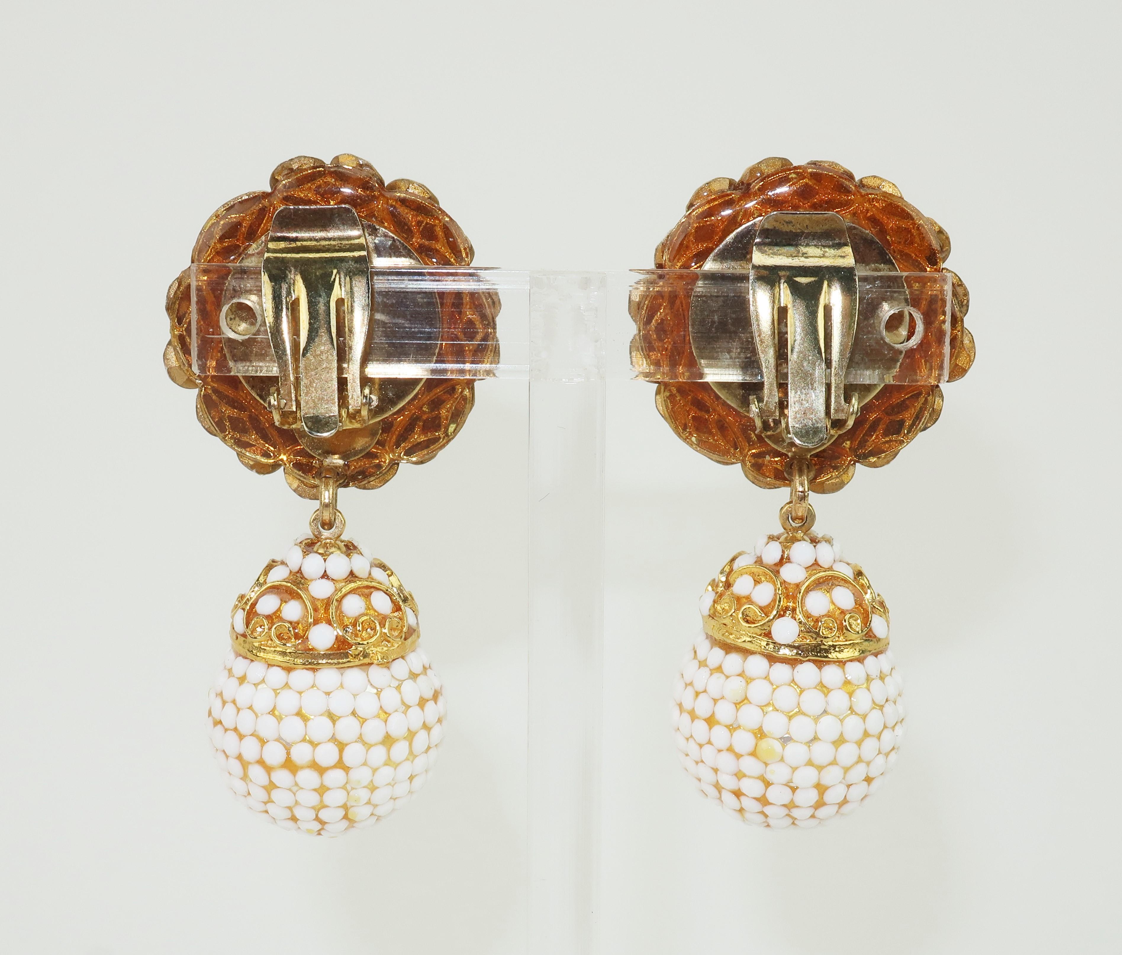 Weiße weiße Perlen-Ohrringe mit Clip auf Tropfen, 1980er Jahre (Moderne) im Angebot