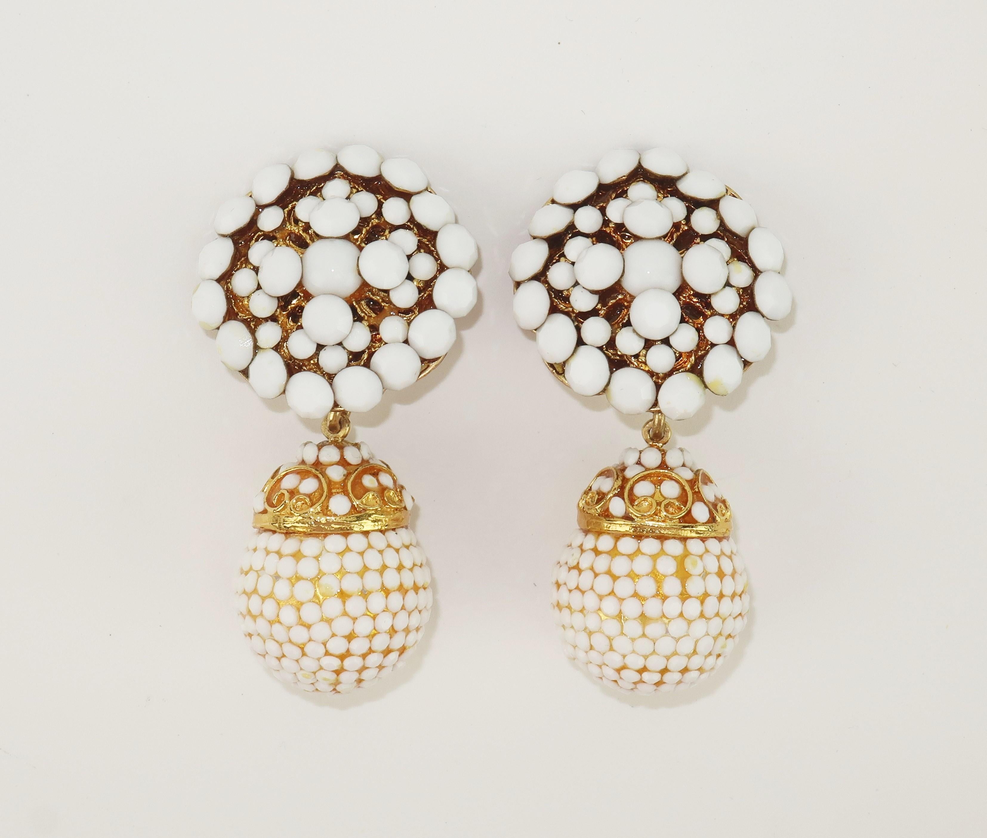 Weiße weiße Perlen-Ohrringe mit Clip auf Tropfen, 1980er Jahre im Zustand „Gut“ im Angebot in Atlanta, GA
