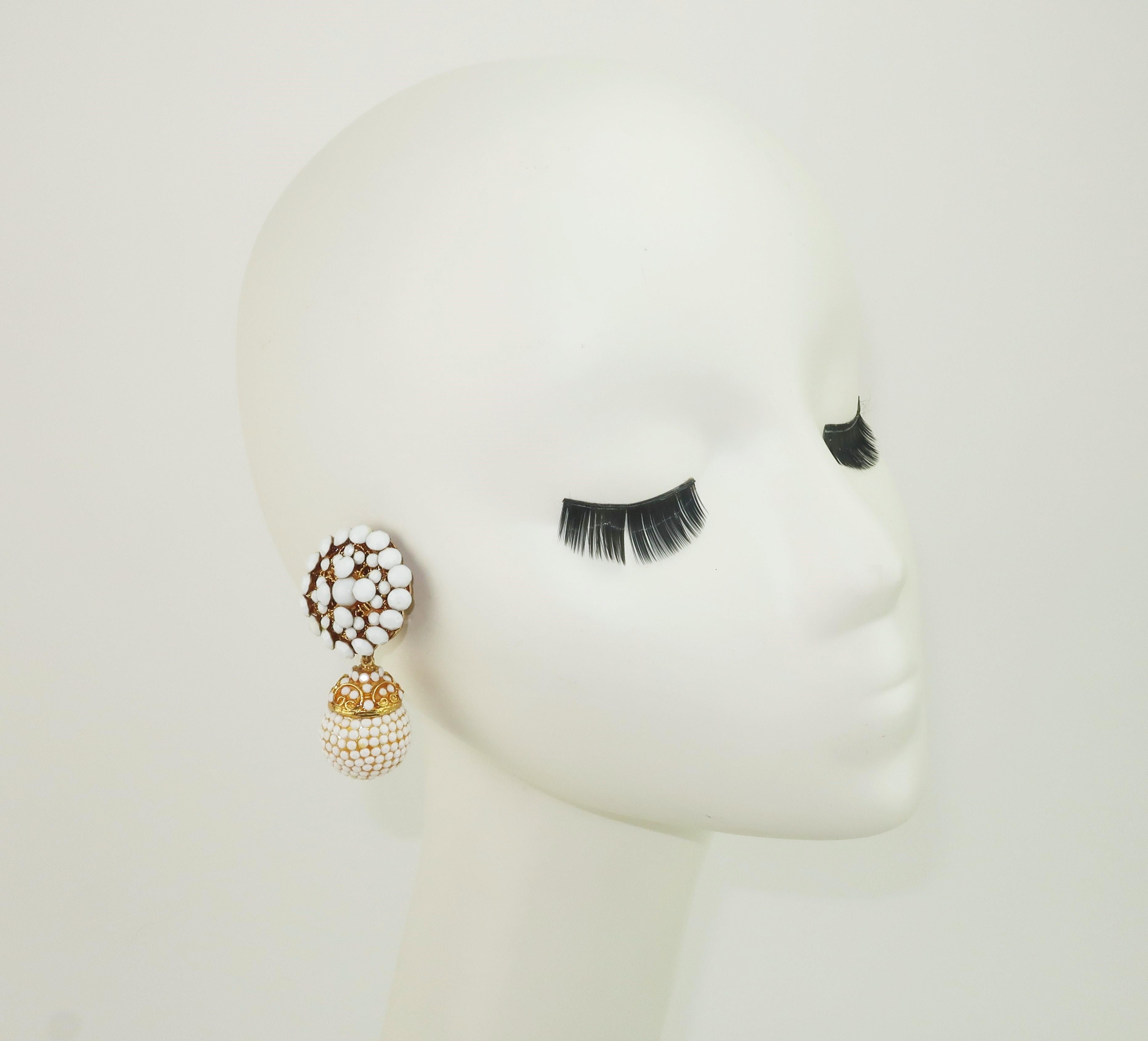 Weiße weiße Perlen-Ohrringe mit Clip auf Tropfen, 1980er Jahre im Angebot 1