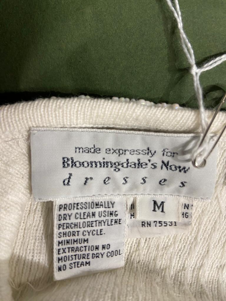 Vestido de cóctel blanco con cuentas Nancy Johnson Knits para Bloomingdale's Ahora Vestidos en venta 1