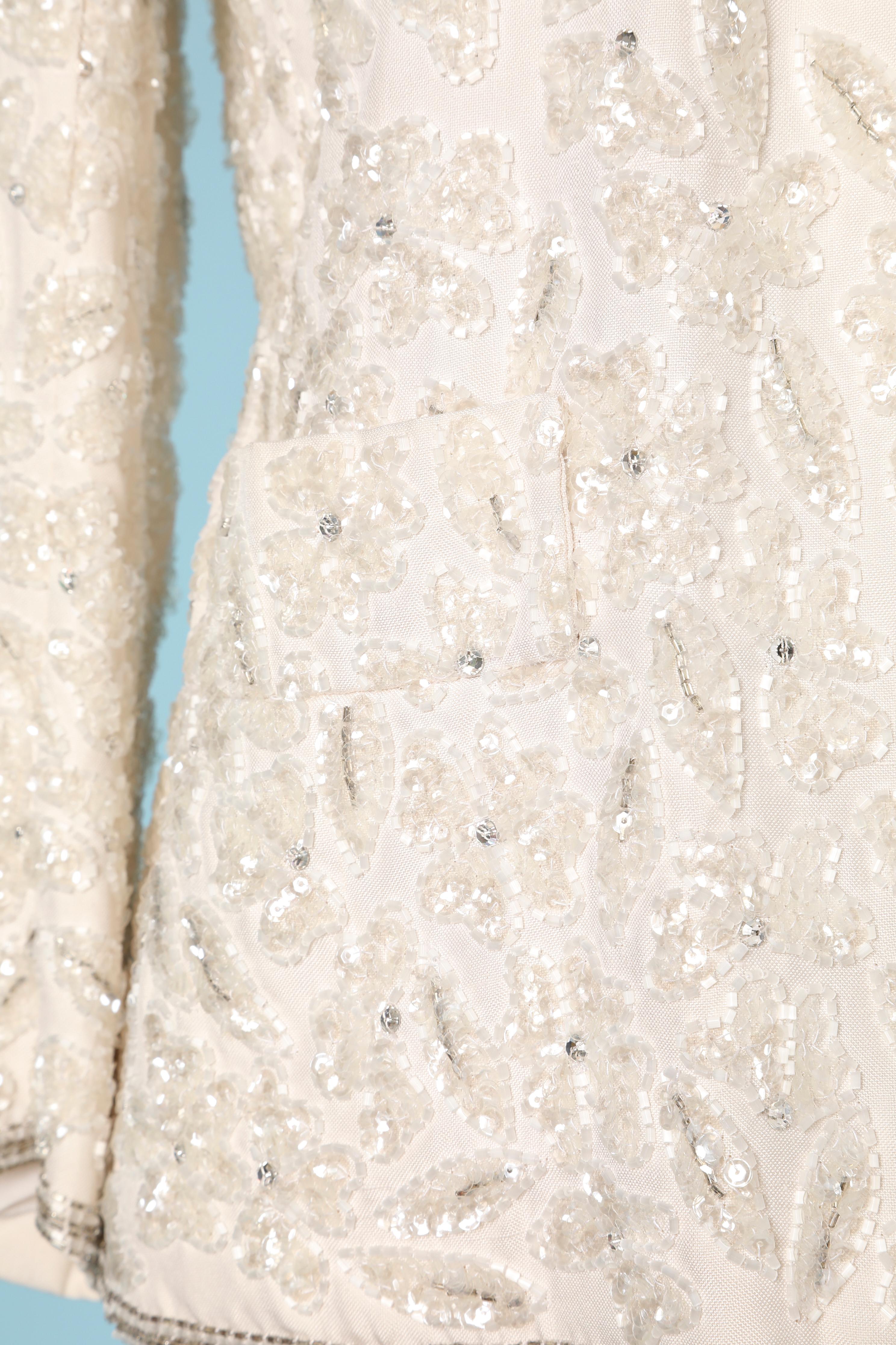 White beaded skirt-suit Circa 1960's In Excellent Condition For Sale In Saint-Ouen-Sur-Seine, FR