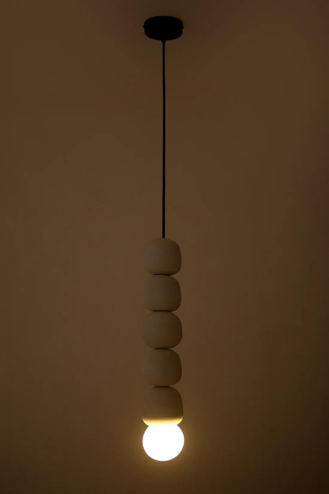 Lampada a sospensione in ceramica con perline bianche di Hatsu
Dimensioni: D. 9 x H. 135 cm
Materiali: Ceramica, metallo.

Disponibile in bianco o nero. Contattateci.

Tutte le nostre lampade possono essere cablate a seconda del Paese. Se viene