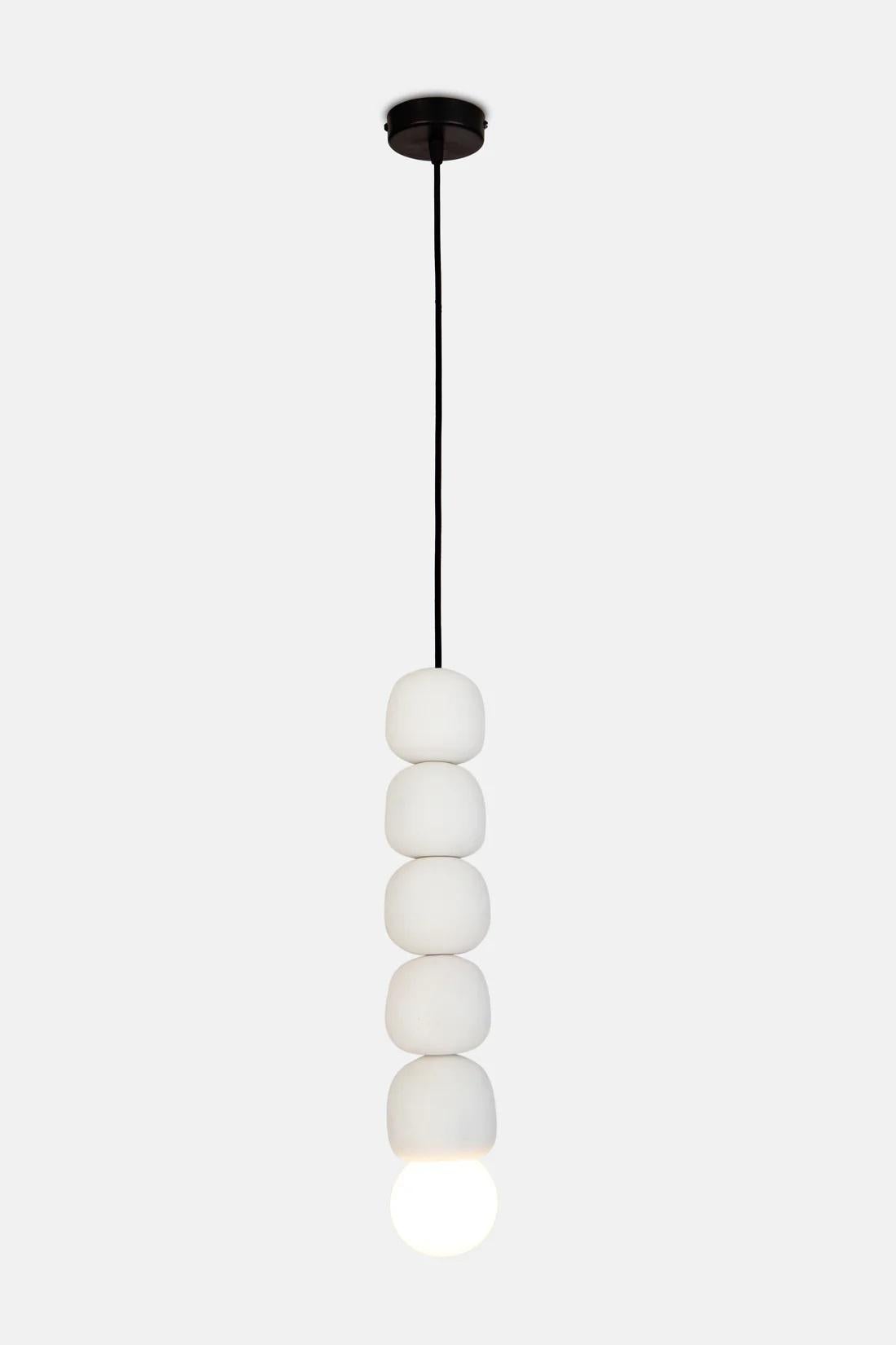 Indiano Lampada a sospensione in ceramica con perline bianche di Hatsu in vendita