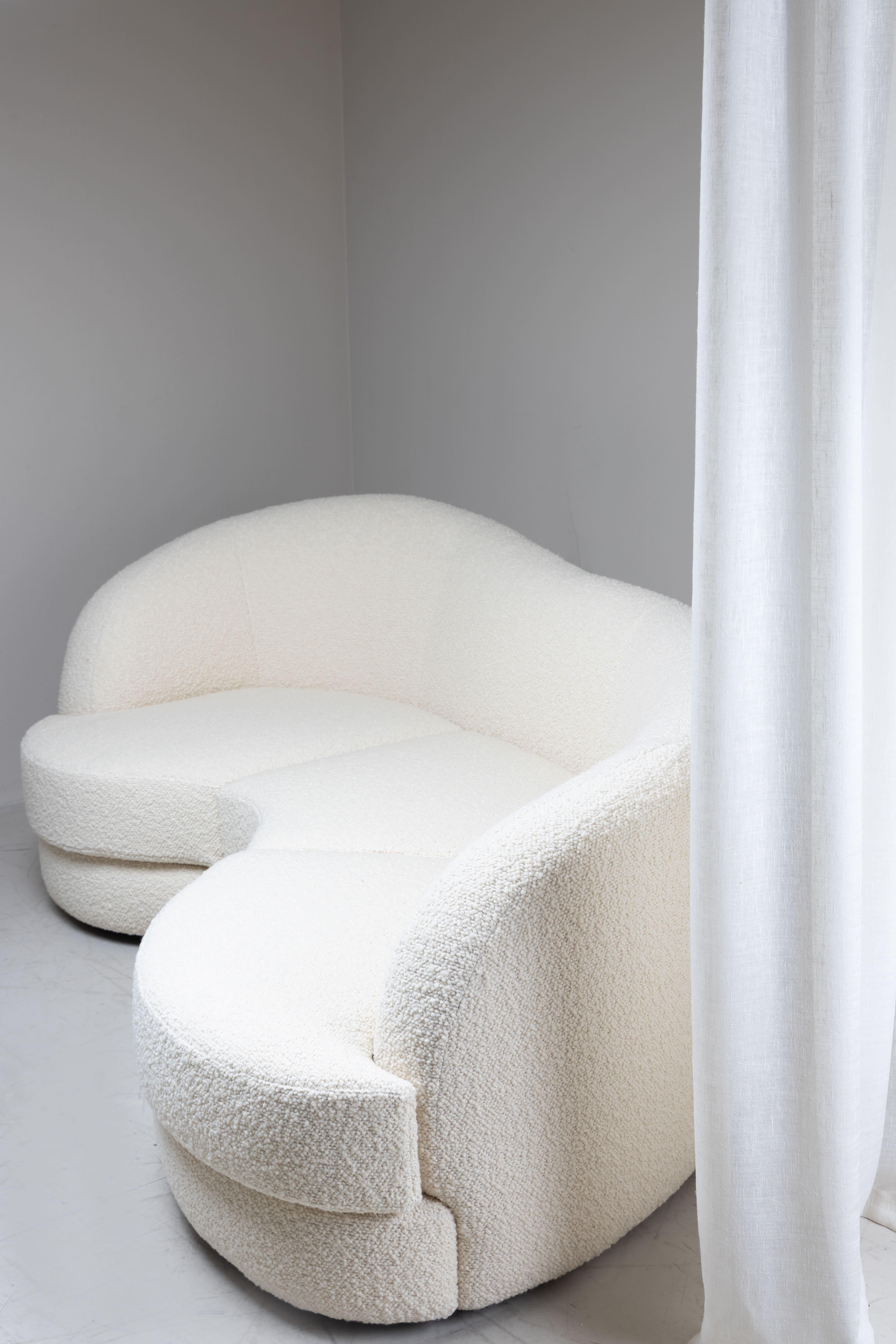 White bean sofa in bouclé, 1960 For Sale 1