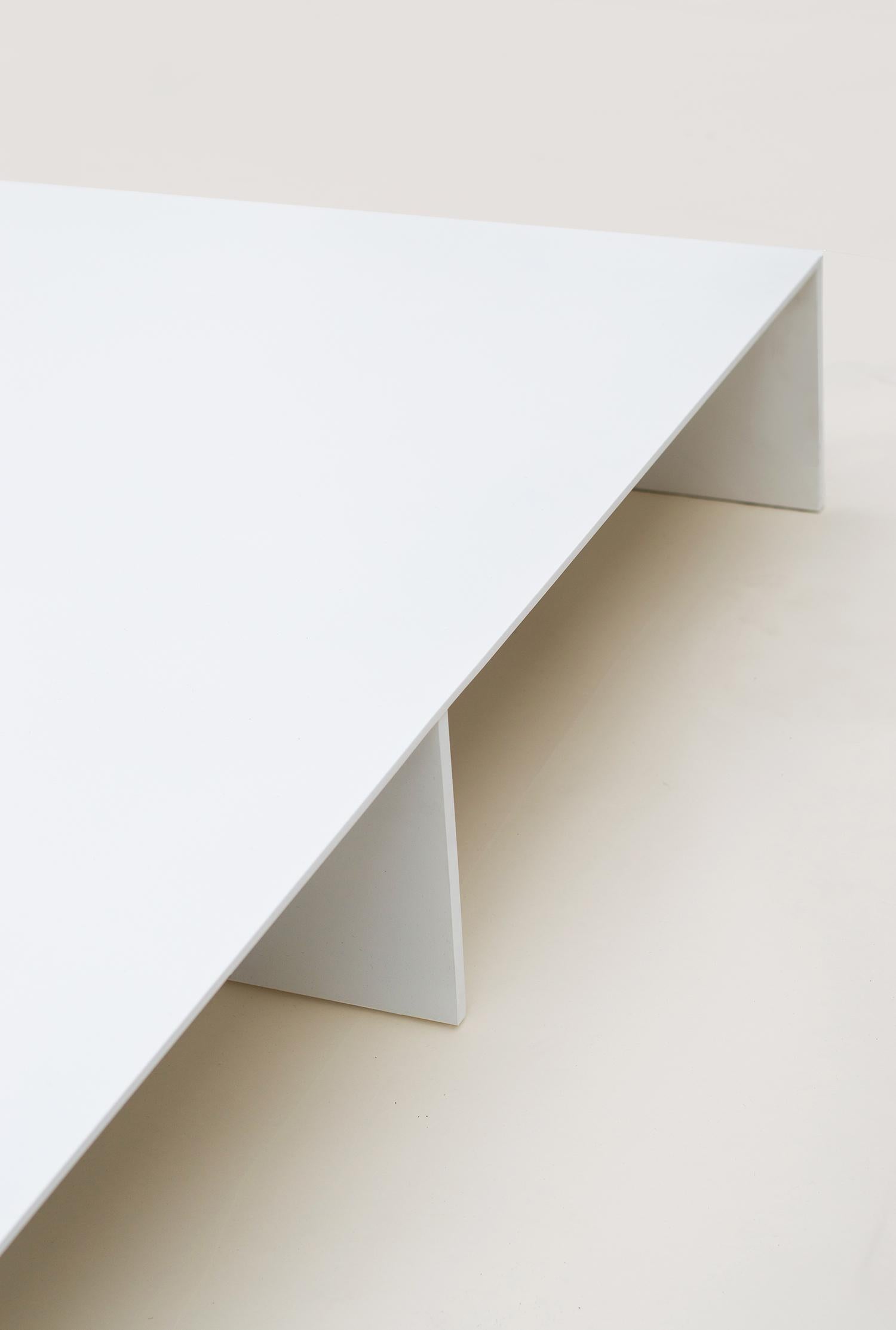 White Aluminum Bed Platform by Lenka Ilic (Minimalistisch) im Angebot