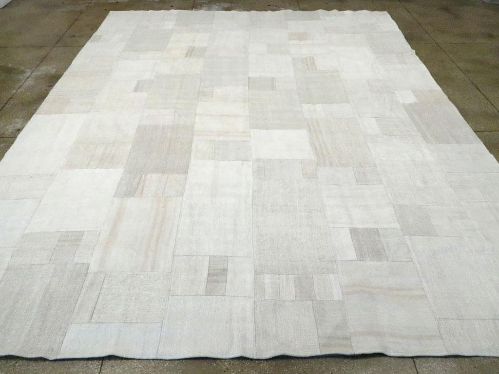 White & Beige Contemporary Handmade Turkish Flatweave Kilim Room Size Carpet In New Condition For Sale In New York, NY