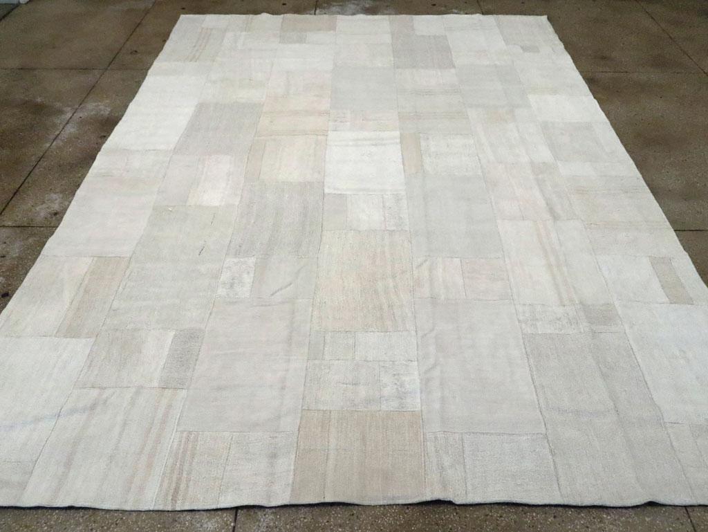 White & Beige Contemporary Handmade Turkish Flatweave Kilim Room Size Carpet In New Condition For Sale In New York, NY