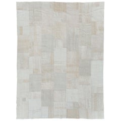 Zeitgenössischer handgefertigter türkischer Flachgewebe-Kelim-Teppich in Weiß und Beige in Zimmergröße