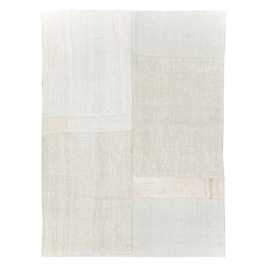 Moderno Runner Kilim turco contemporaneo a trama piatta bianco e beige fatto a mano in vendita