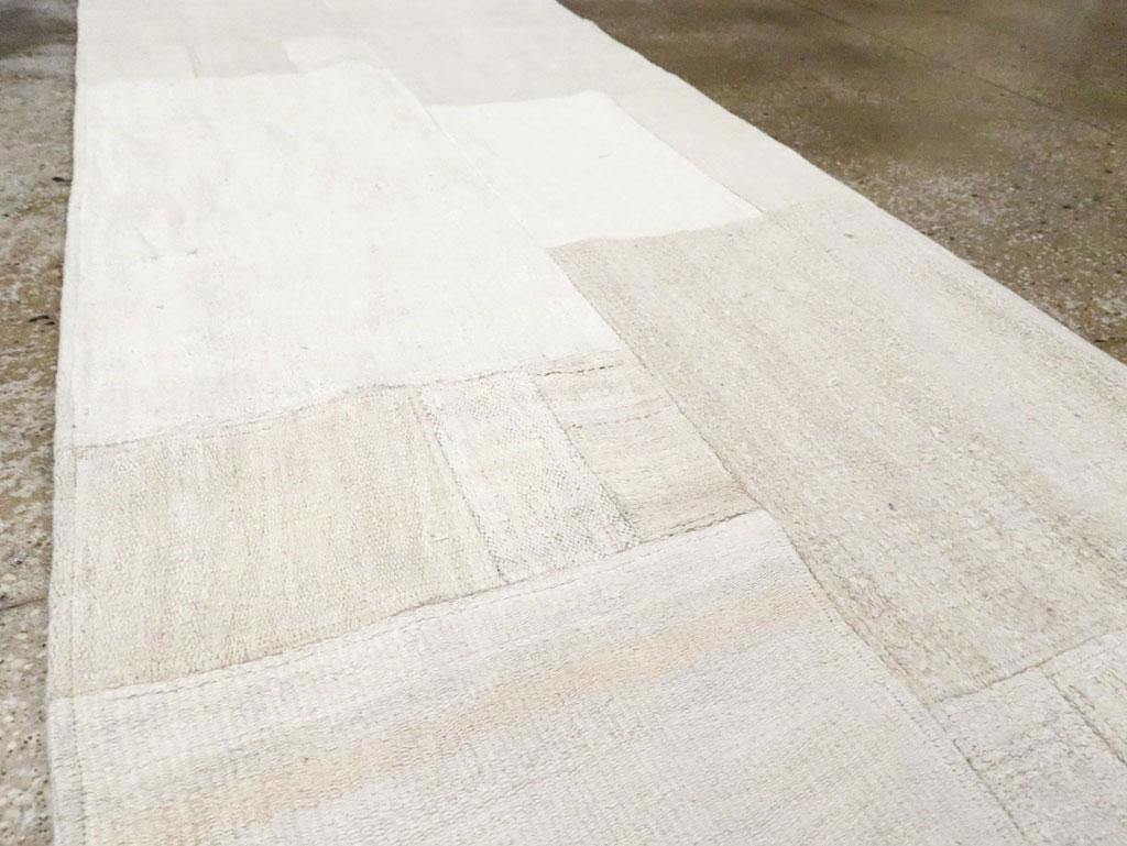White & Beige Contemporary Handmade Turkish Flatweave Kilim Runner In New Condition For Sale In New York, NY