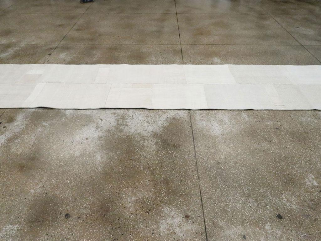 Runner Kilim turco contemporaneo a trama piatta bianco e beige fatto a mano In condizioni Nuovo in vendita a New York, NY