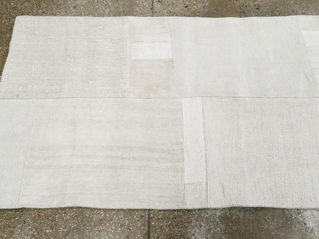 XXI secolo e contemporaneo Runner Kilim turco contemporaneo a trama piatta bianco e beige fatto a mano in vendita