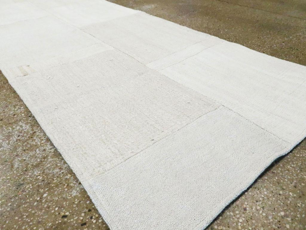 Canapa Runner Kilim turco contemporaneo a trama piatta bianco e beige fatto a mano in vendita