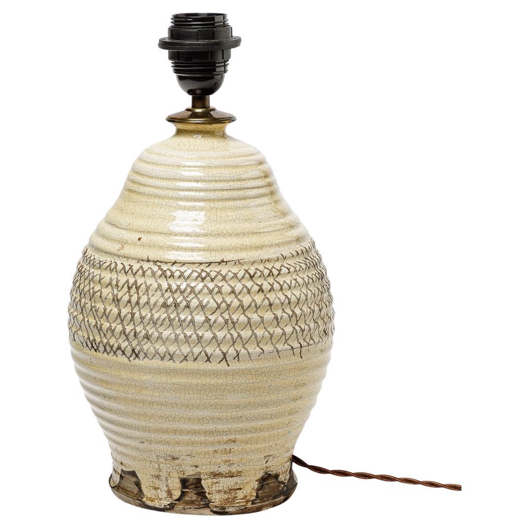 Lampe de table en céramique émaillée blanc/beige, vers 1930.