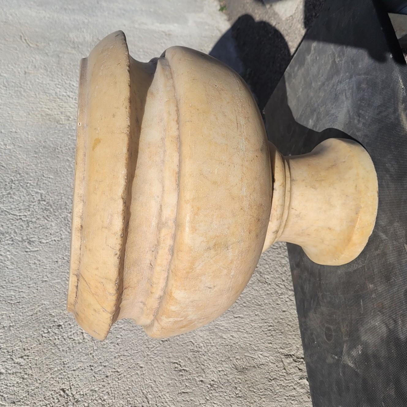 Sockel Basin aus weißem/beigefarbenem Marmor, 19. Jahrhundert im Angebot 7