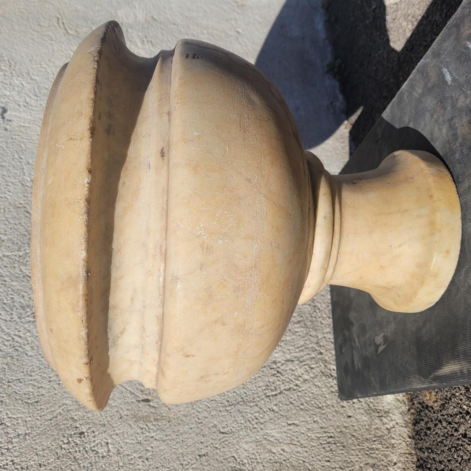 Sockel Basin aus weißem/beigefarbenem Marmor, 19. Jahrhundert im Angebot 1