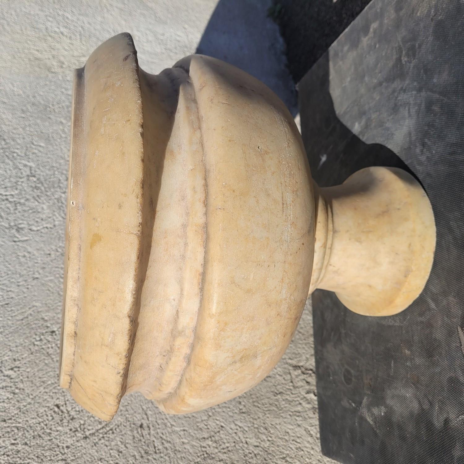 Sockel Basin aus weißem/beigefarbenem Marmor, 19. Jahrhundert im Angebot 4