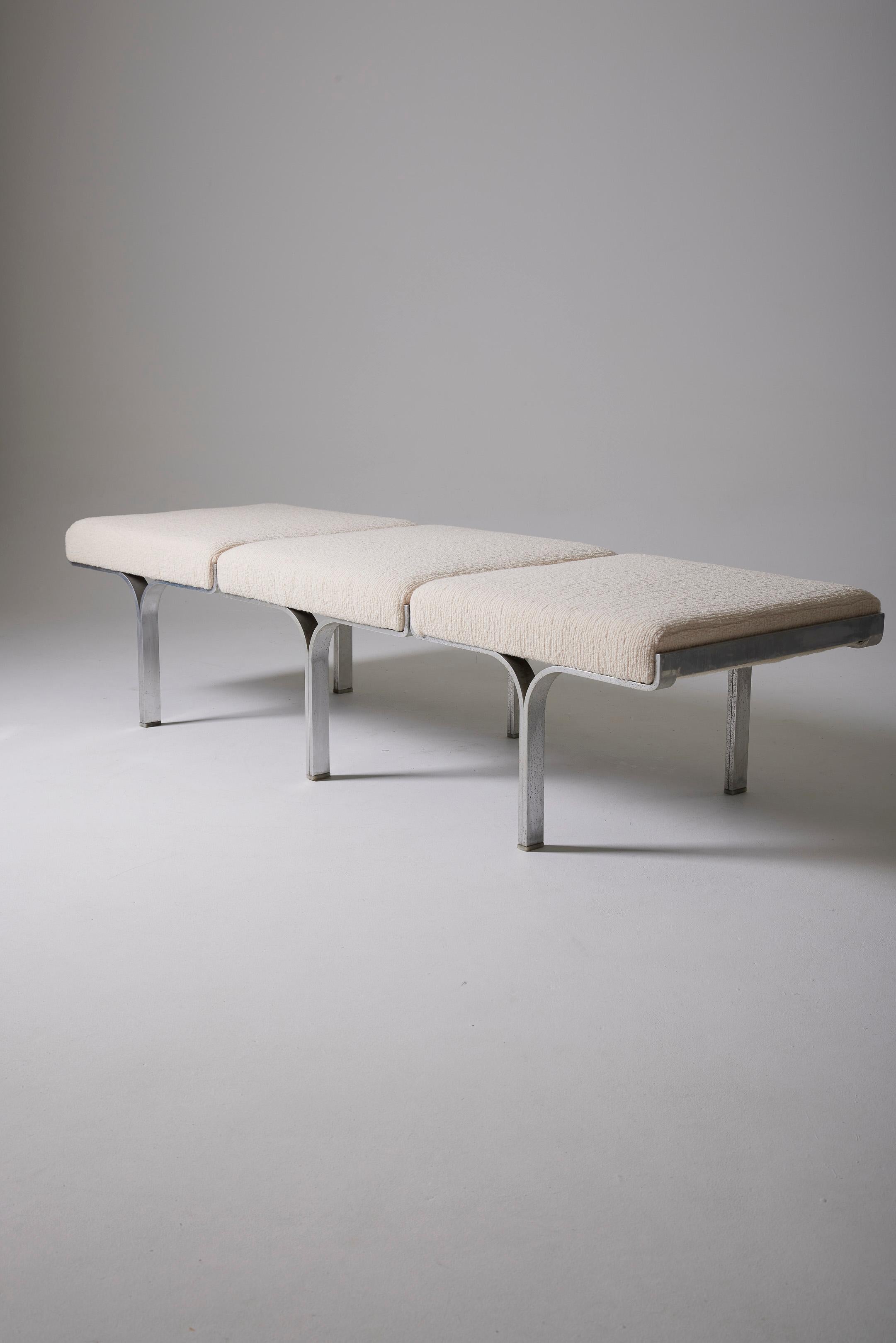 3-seater bench, 'Link Bench' model or 'Model 656,' by American designer John Behringer (1939-), from the 1960s (1961). The base is made of steel, and the seat has been reupholstered with high-quality off-white fabric. Herman Miller label underneath.