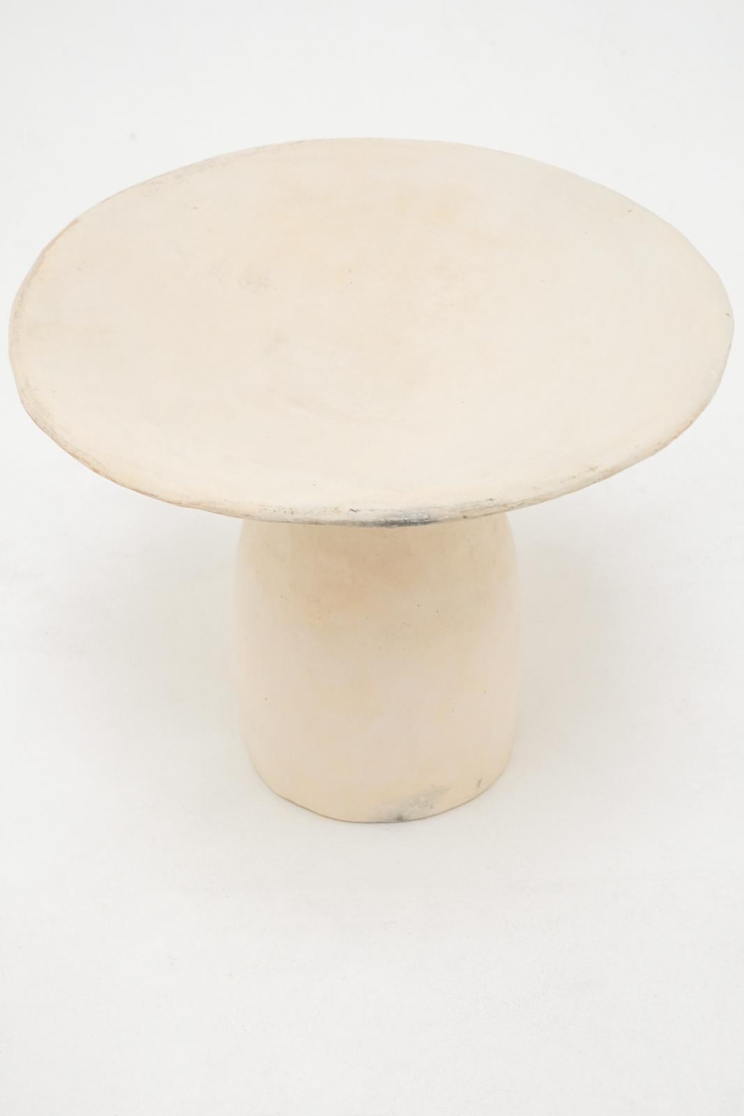 Grande table d'appoint blanche fabriquée à la main en argile locale, pigments naturels en vente 2
