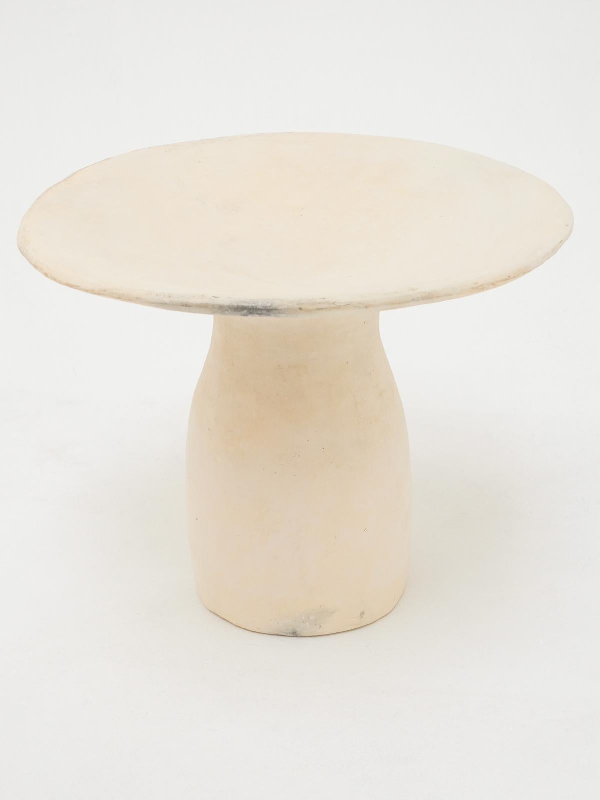 Grande table d'appoint blanche fabriquée à la main en argile locale, pigments naturels en vente 3