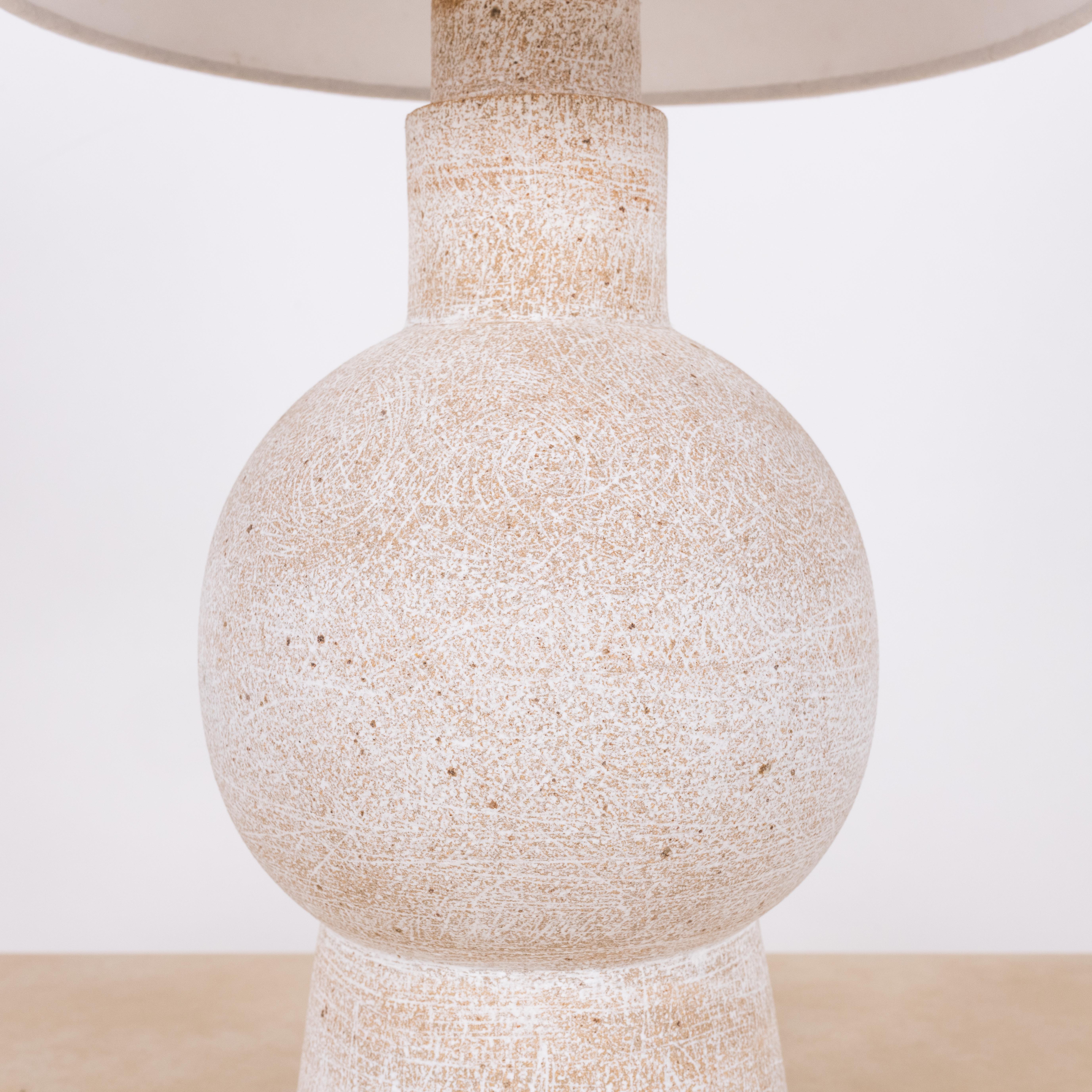 Vernissé Paire de lampes en grès blanc 
