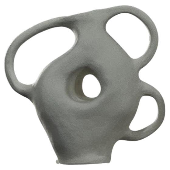 Vasija de 3 asas de cerámica biomórfica blanca by Hanna Englund Ceramics