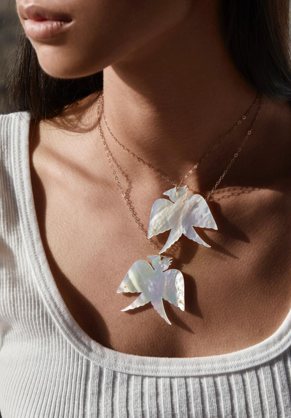 Discover the charm of an 18-carat rose gold necklace adorned with white mother-of-pearl. Measuring 43 cm in length with a 50 mm motif, this piece features a natural stone, each one offering unique color variations and intricate details, making every