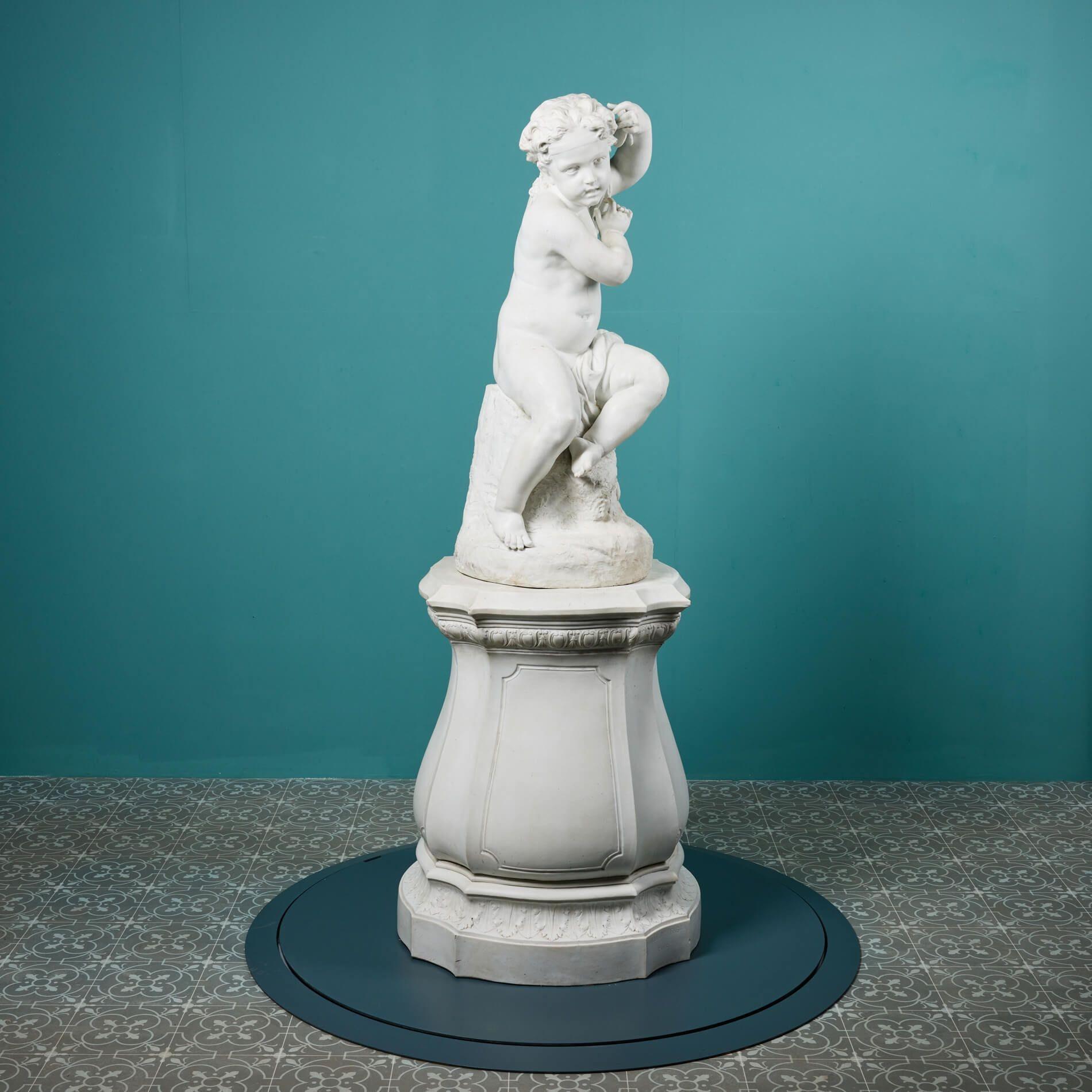 Victorien Statue d'un chérubin ancien en porcelaine biscuit blanche en vente