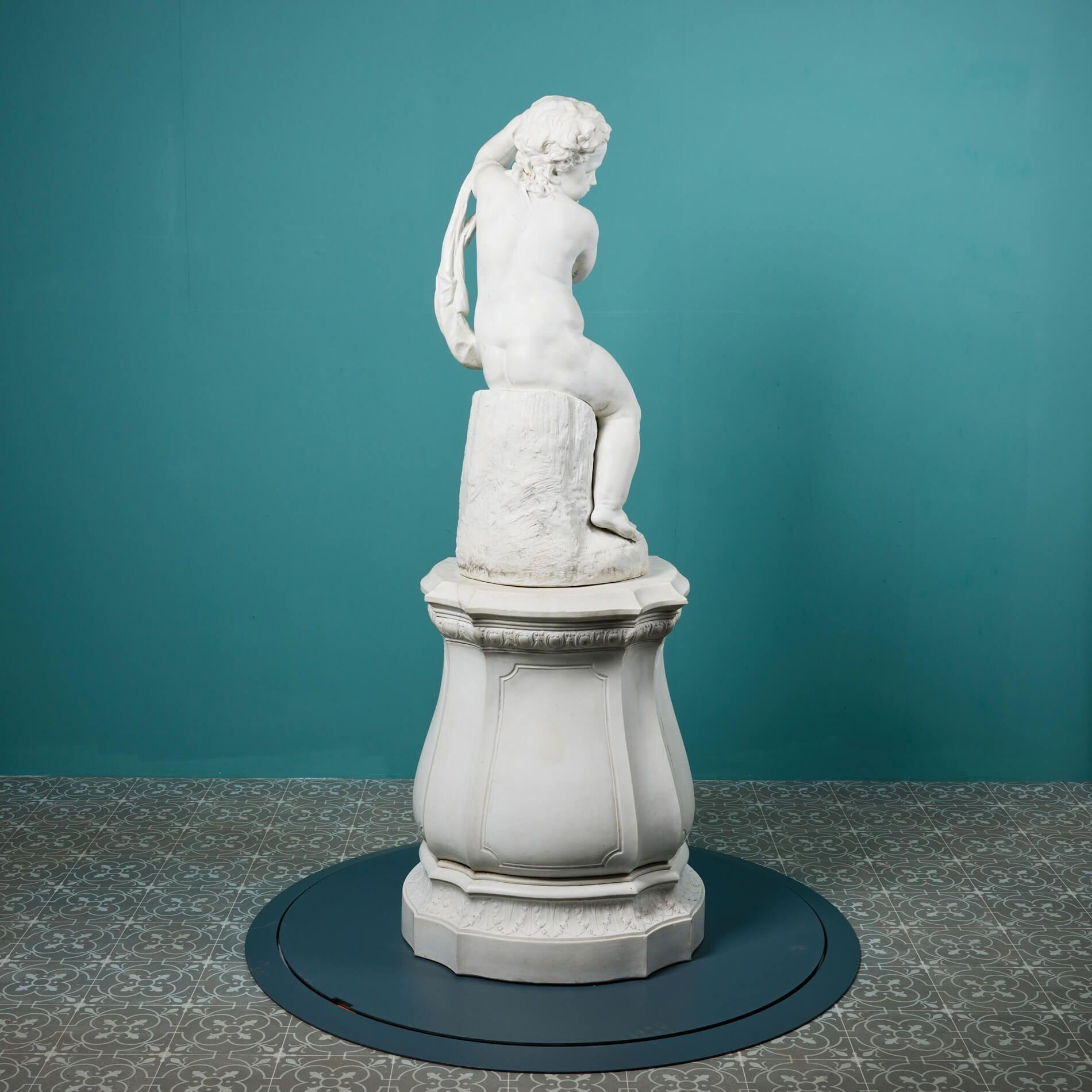 Français Statue d'un chérubin ancien en porcelaine biscuit blanche en vente