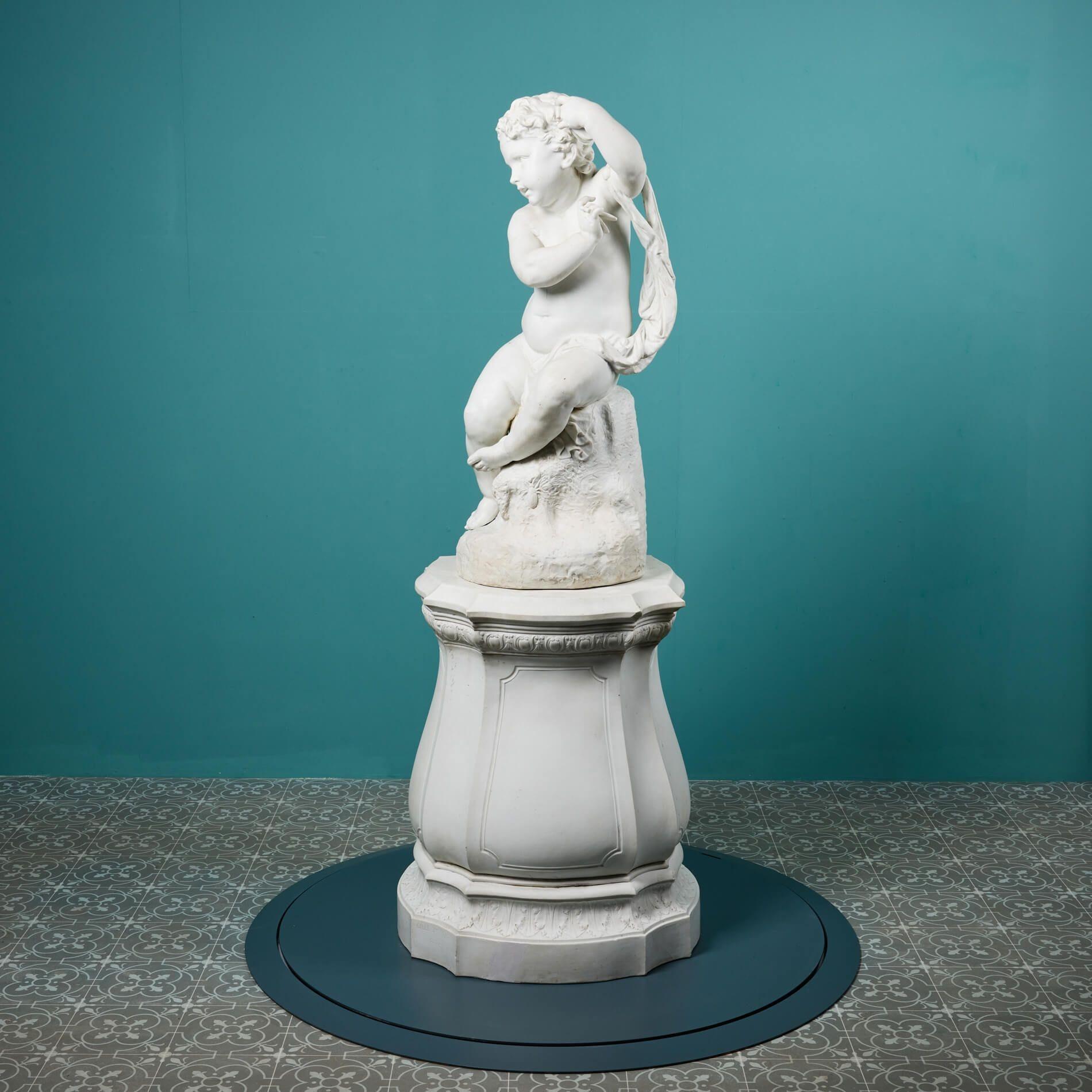 XIXe siècle Statue d'un chérubin ancien en porcelaine biscuit blanche en vente
