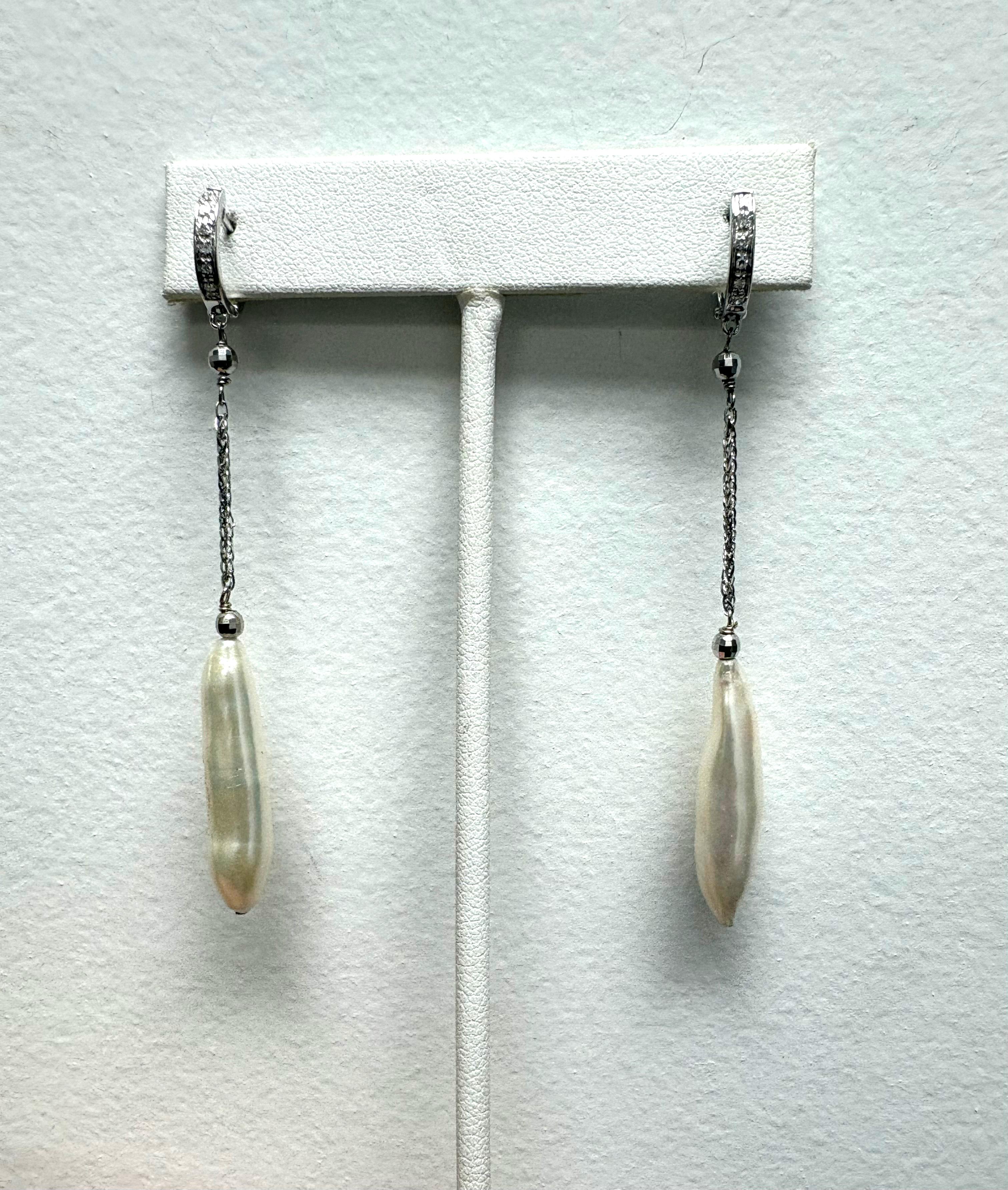 Description
De forme rare et organique, ces perles d'eau douce Biwa lumineuses sont élégamment rehaussées de perles facettées en or blanc 14k. Suspendus à de délicates chaînes en or et à des anneaux de style huggie sertis de diamants, ils célèbrent