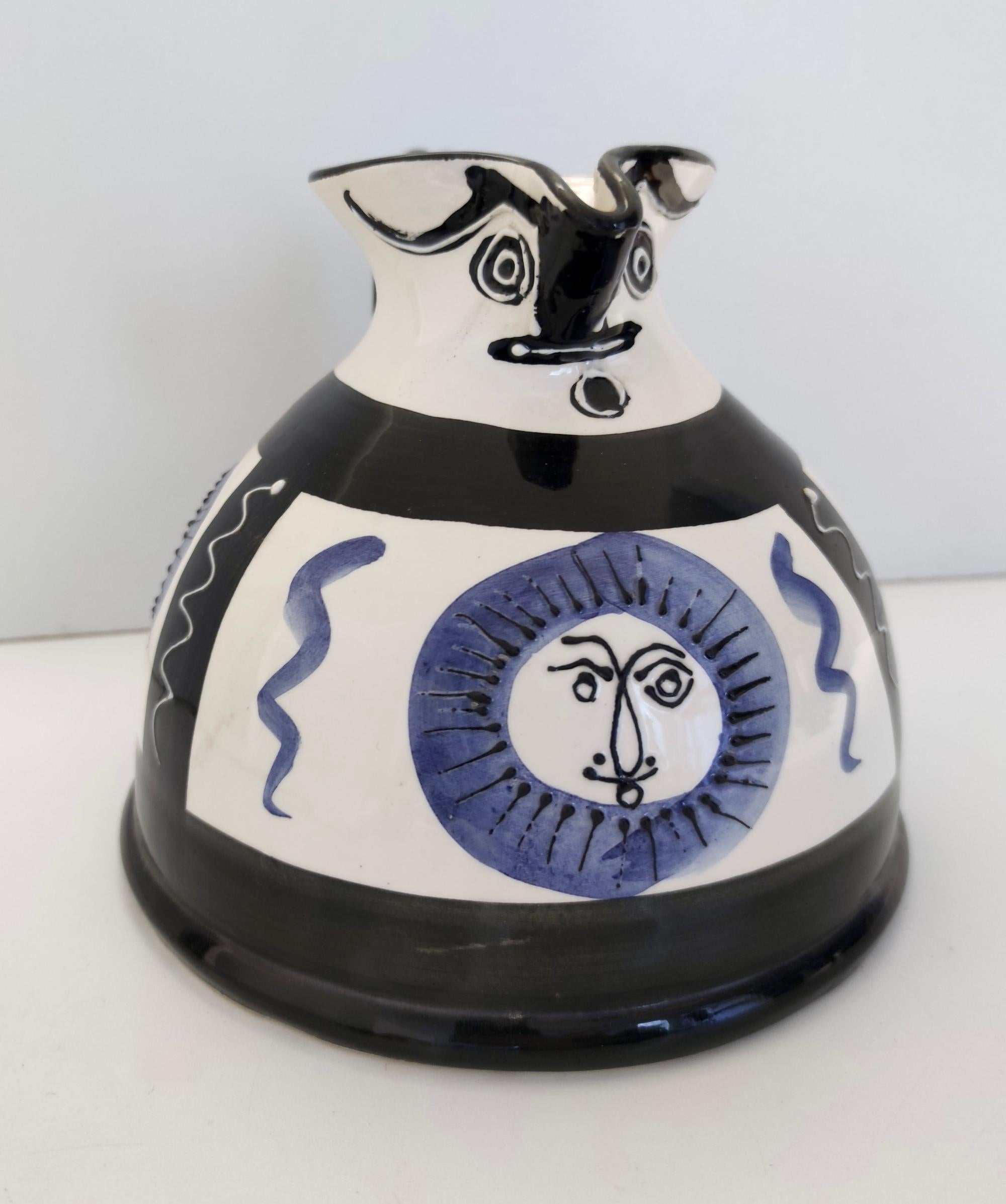 Hergestellt in Frankreich, 1960er - 1970er Jahre.
Sie besteht aus weißer, handbemalter Keramik mit blauen und schwarzen Motiven, die an den Stil von Pablo Picasso erinnern.
Da es sich um einen Vintage-Artikel handelt, kann er leichte Gebrauchsspuren