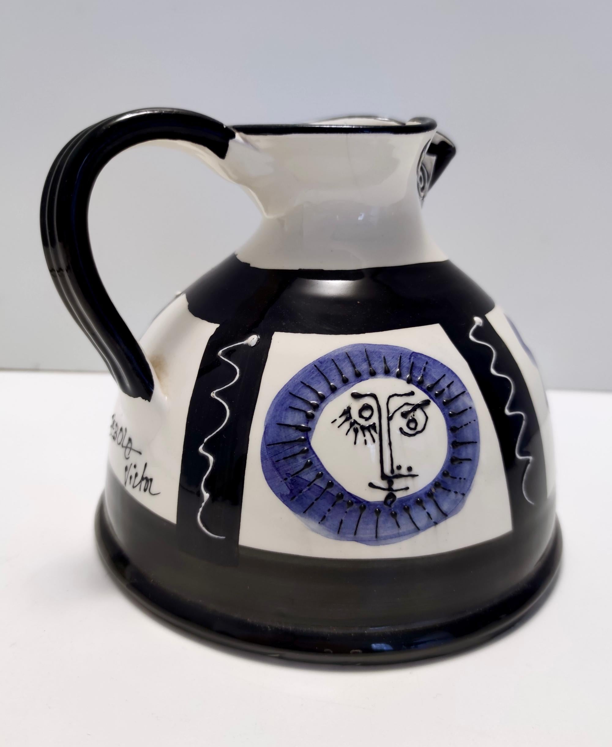 Postmoderne Vase / pichet en céramique peint à la main en blanc, noir et bleu dans le style The en vente