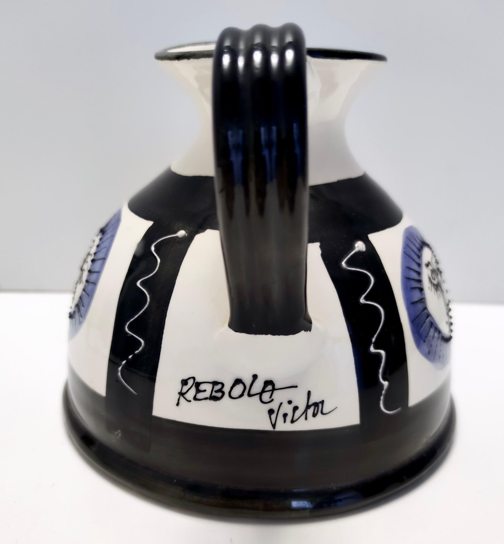 Français Vase / pichet en céramique peint à la main en blanc, noir et bleu dans le style The en vente