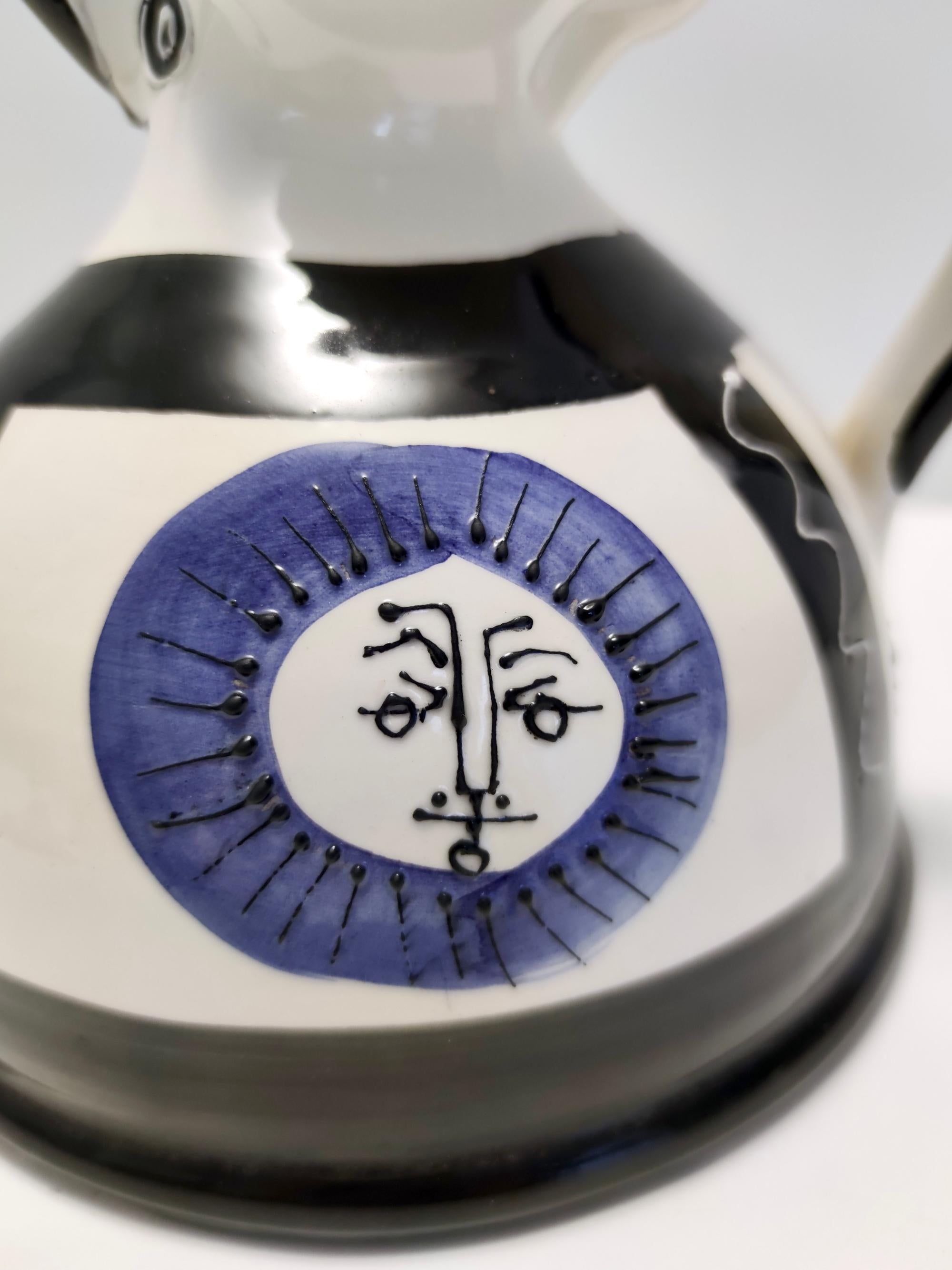 Weißer, schwarzer und blauer handbemalter Keramikkrug / Vase im Stil von Picasso im Angebot 1