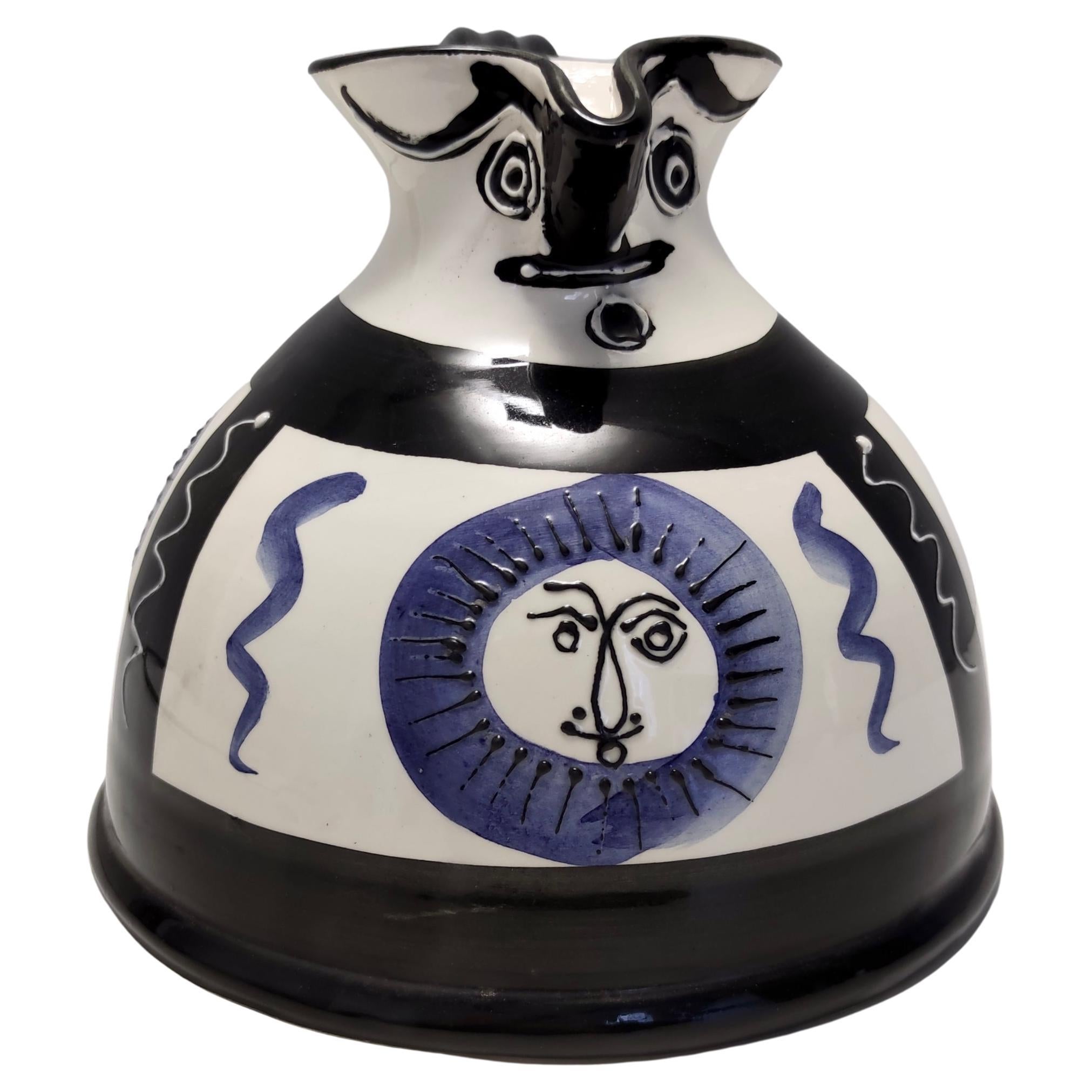 Weißer, schwarzer und blauer handbemalter Keramikkrug / Vase im Stil von Picasso im Angebot
