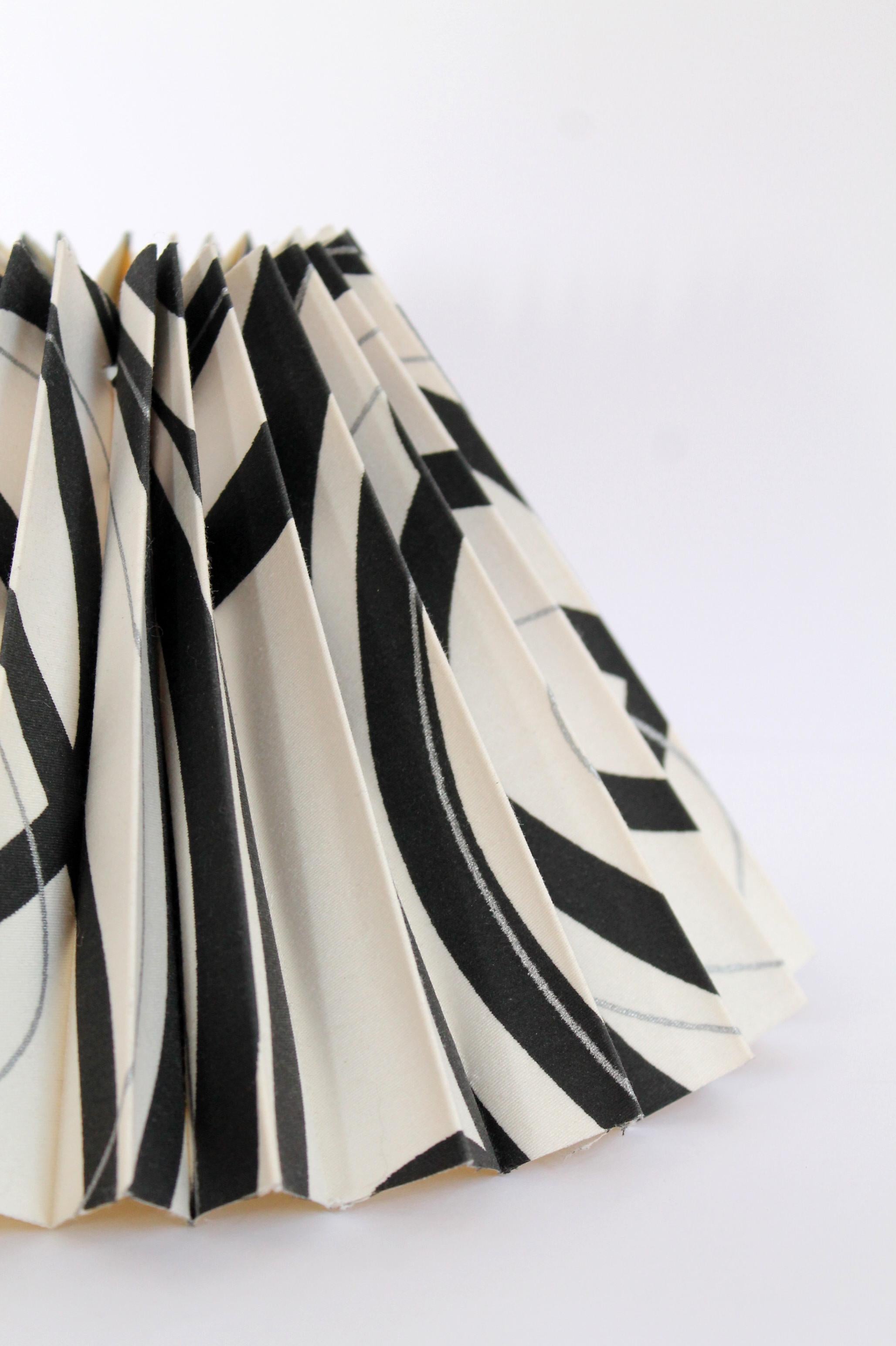 Abstrakter nordischer plissierter Lampenschirm aus „Plisse“-Stoff in Weiß, Schwarz und Silber, abstrakte Kunst  (Dänisch) im Angebot