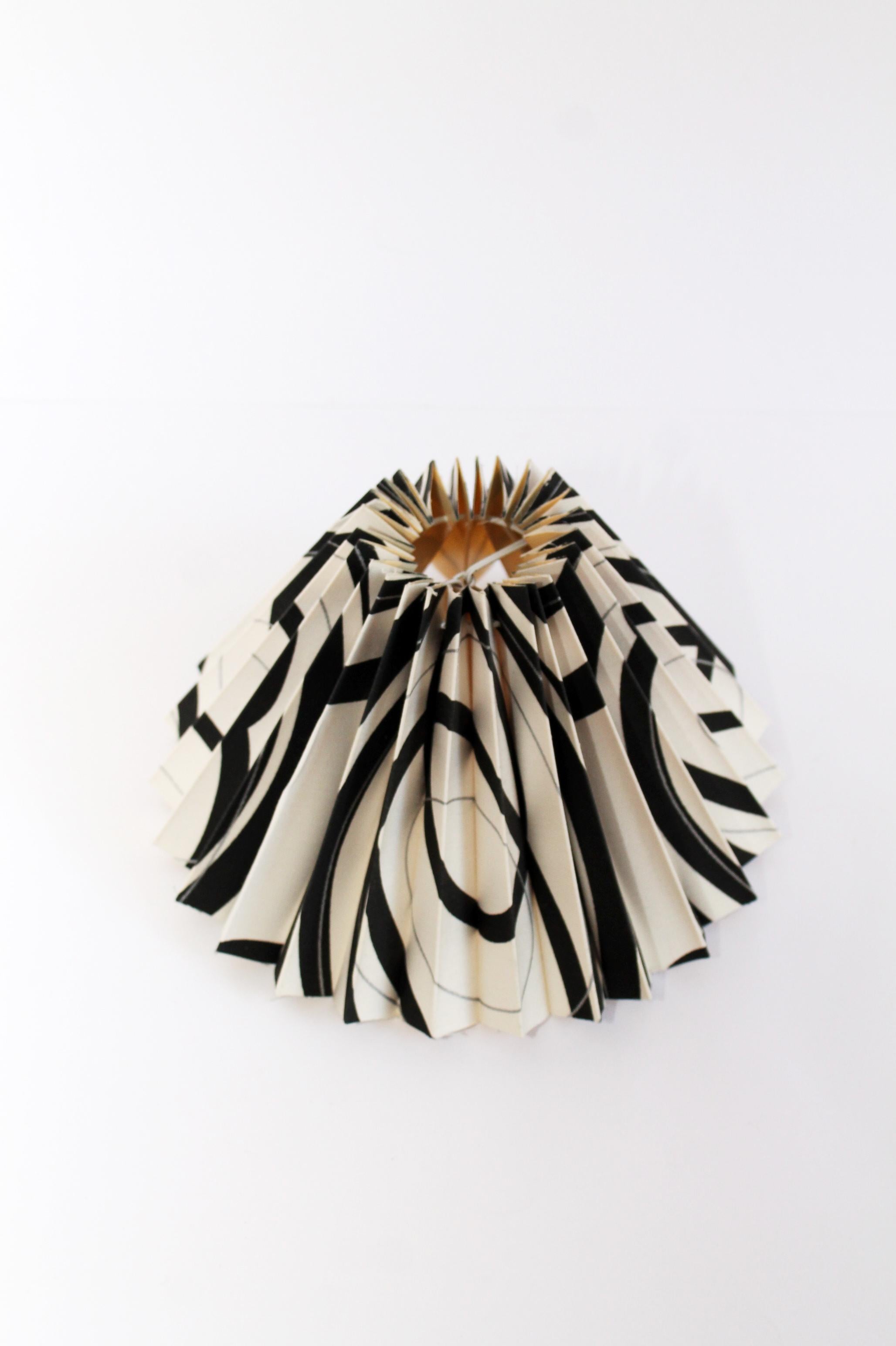 Abstrakter nordischer plissierter Lampenschirm aus „Plisse“-Stoff in Weiß, Schwarz und Silber, abstrakte Kunst  (Handgefertigt) im Angebot