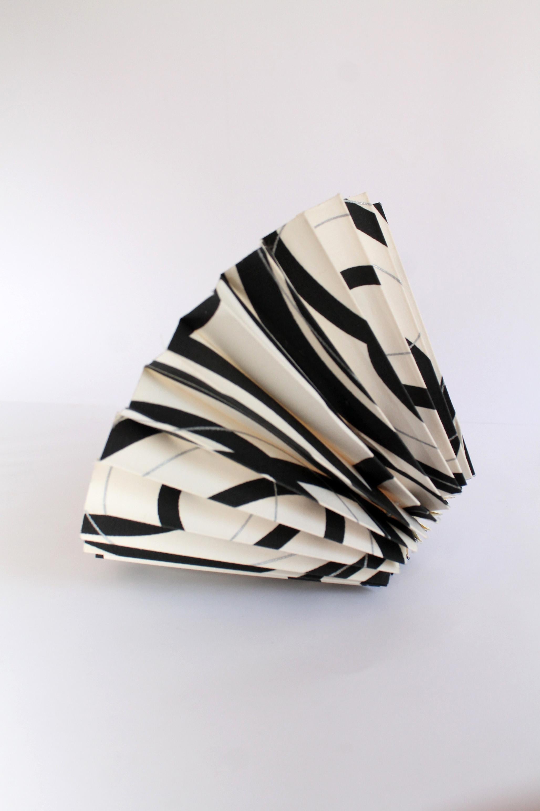 Abstrakter nordischer plissierter Lampenschirm aus „Plisse“-Stoff in Weiß, Schwarz und Silber, abstrakte Kunst  im Angebot 1