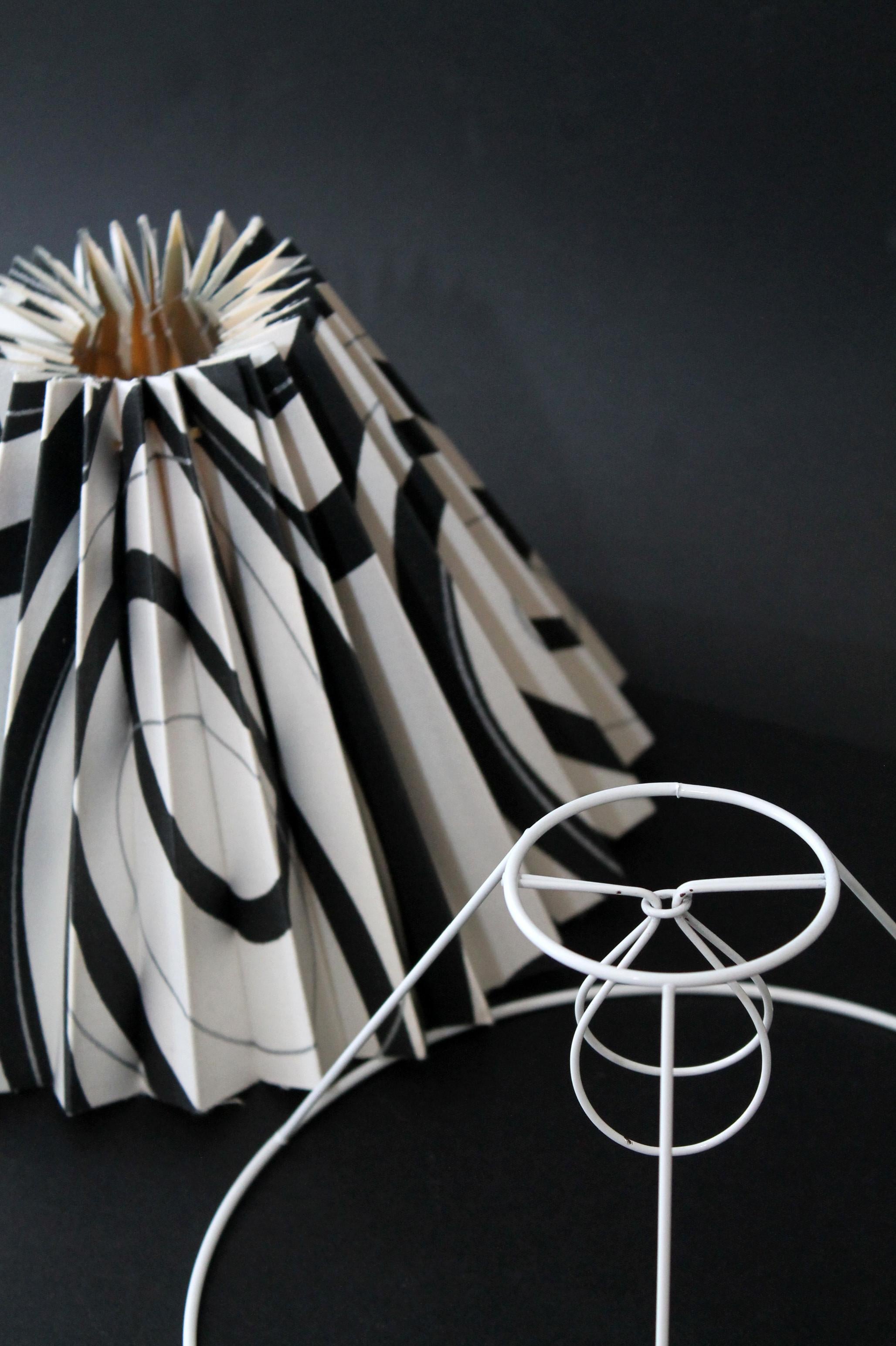 Abstrakter nordischer plissierter Lampenschirm aus „Plisse“-Stoff in Weiß, Schwarz und Silber, abstrakte Kunst  im Angebot 2