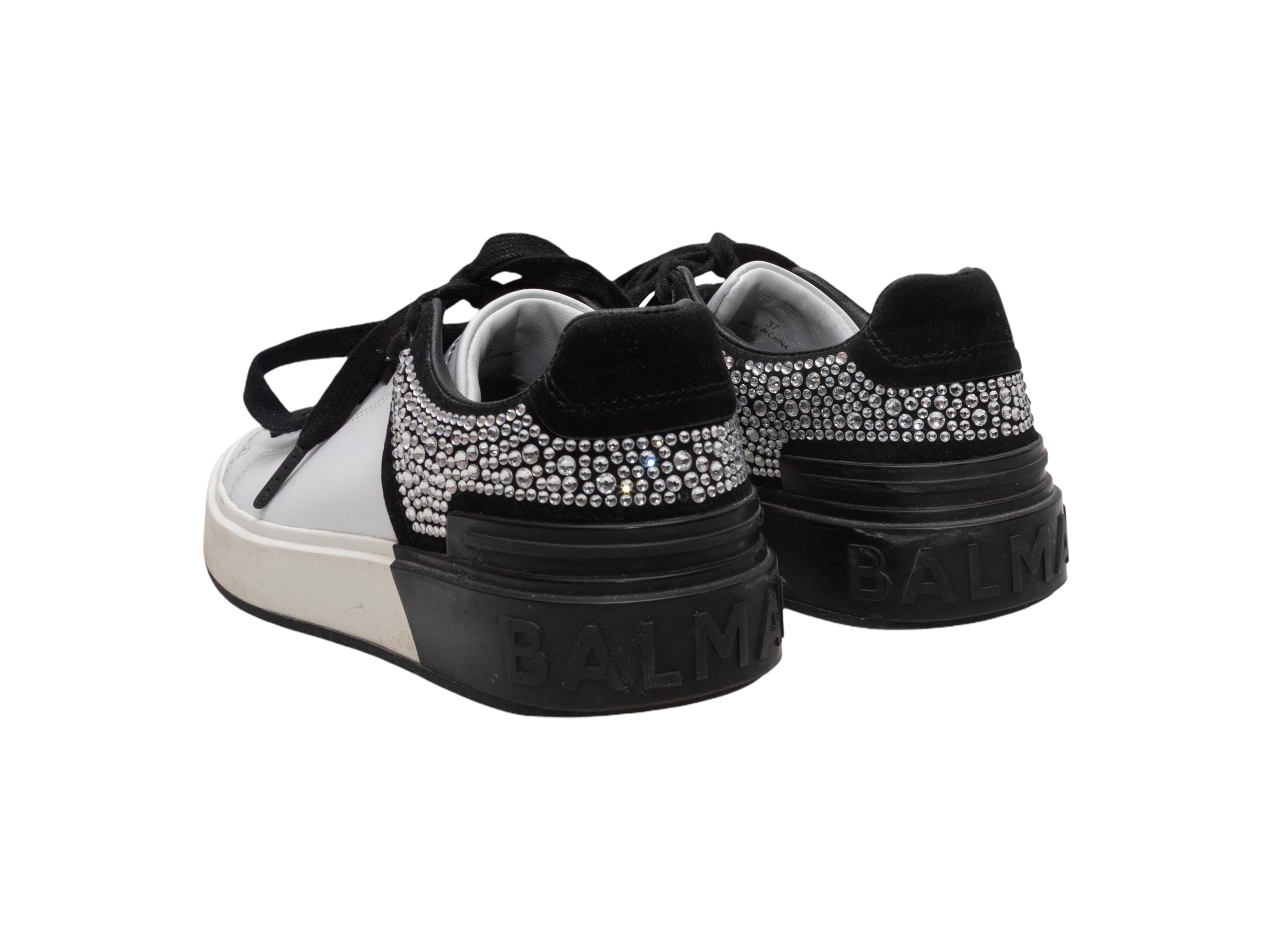 Zapatillas bajas Balmain blancas y negras con adornos de cristal talla 37 en Bueno estado para la venta en New York, NY