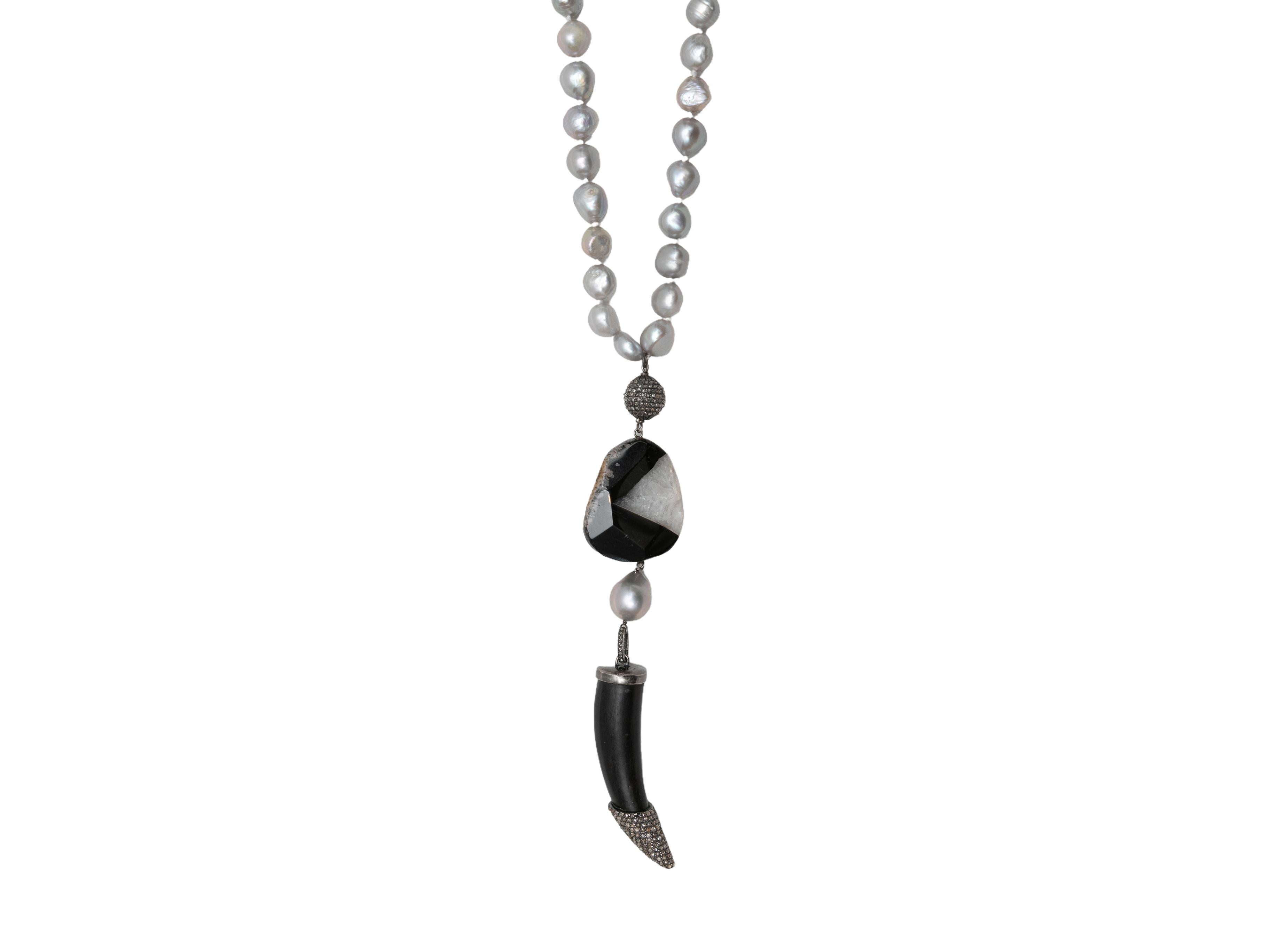 Taglio rotondo Collana con perle di Bavna bianche e nere, onice e diamanti Pave Horn in vendita