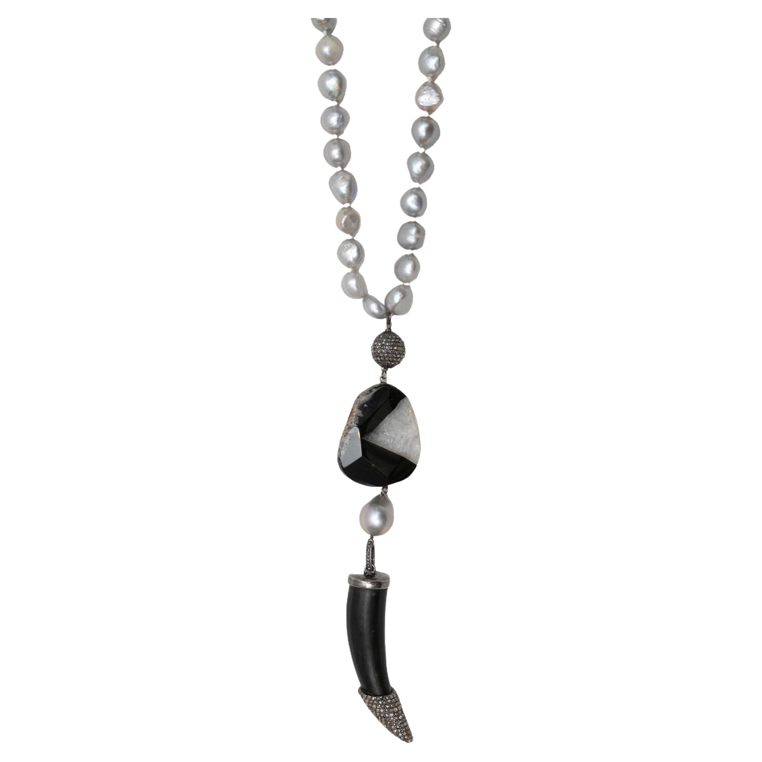 Collana con perle di Bavna bianche e nere, onice e diamanti Pave Horn in vendita