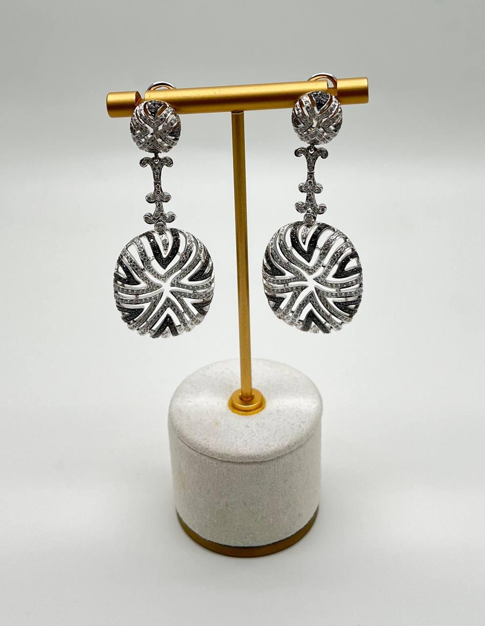 Pendientes Colgantes de Oro Blanco de 18 Kilates con Diamantes Brillantes Pave Blanco y Negro Contemporáneo en venta