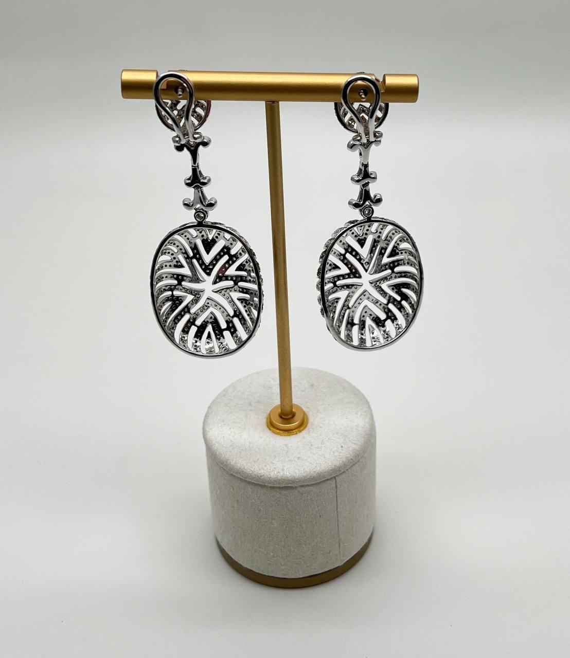Pendientes Colgantes de Oro Blanco de 18 Kilates con Diamantes Brillantes Pave Blanco y Negro Corte brillante en venta