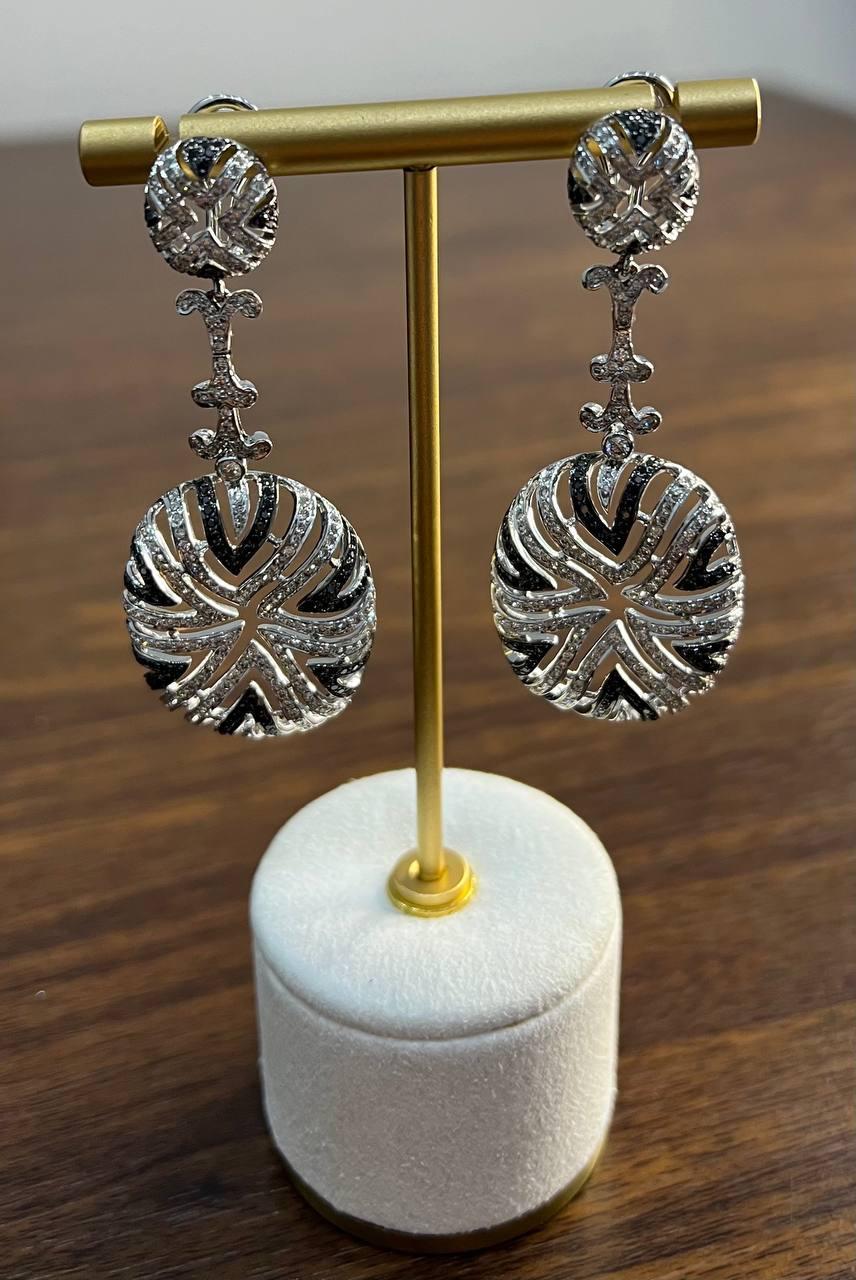 De las mujeres Pendientes Colgantes de Oro Blanco de 18 Kilates con Diamantes Brillantes Pave Blanco y Negro en venta
